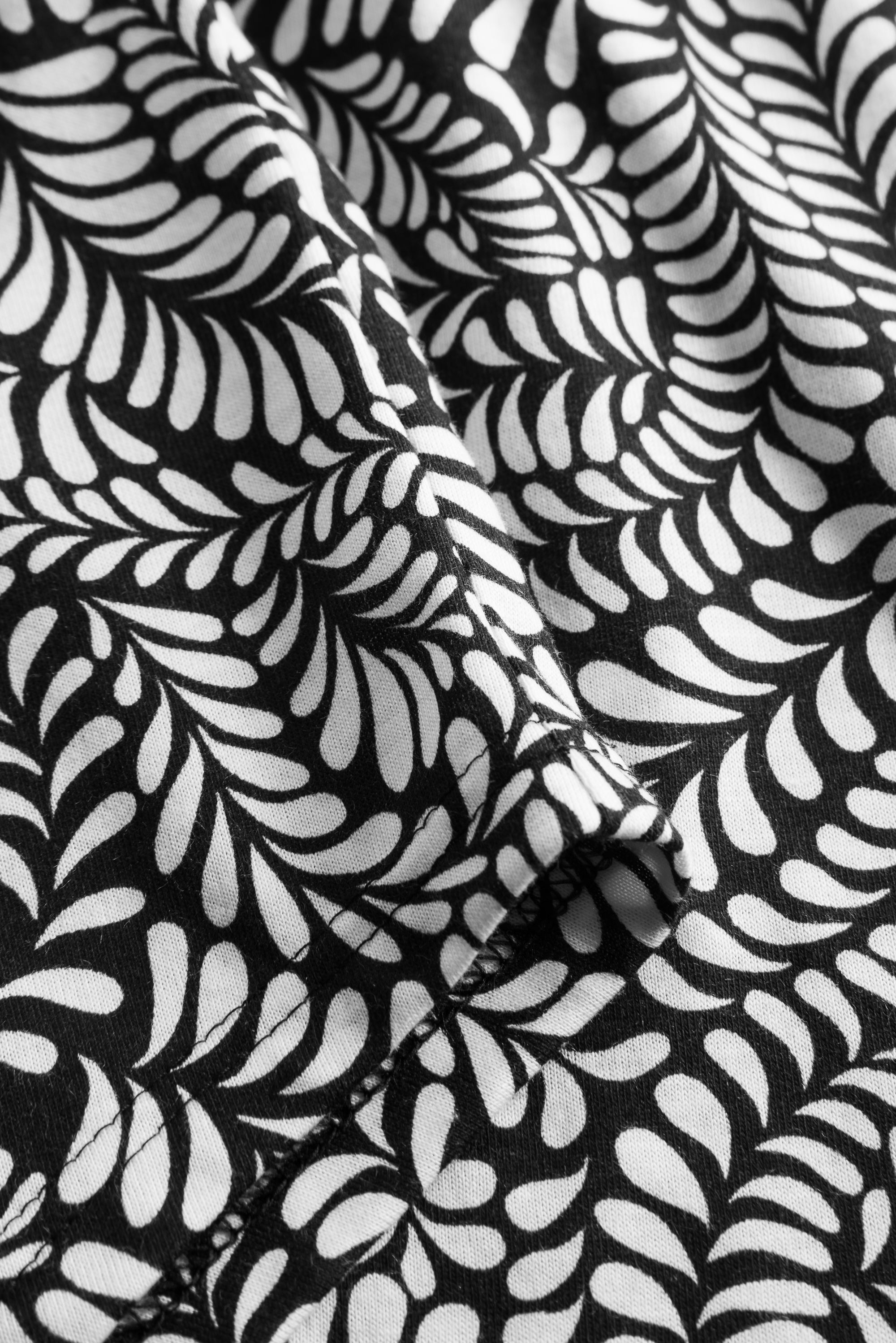 Rosch Night Dress, 1/2 Sleeve, Round Neck Black And Whi (1223106) Ornamental Leaves