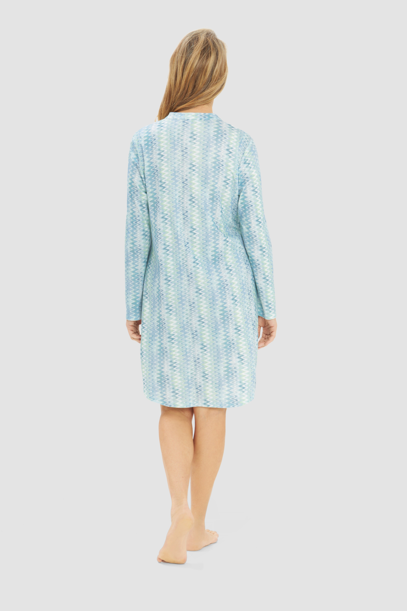 Rösch Nightgown back view in Wild Waves