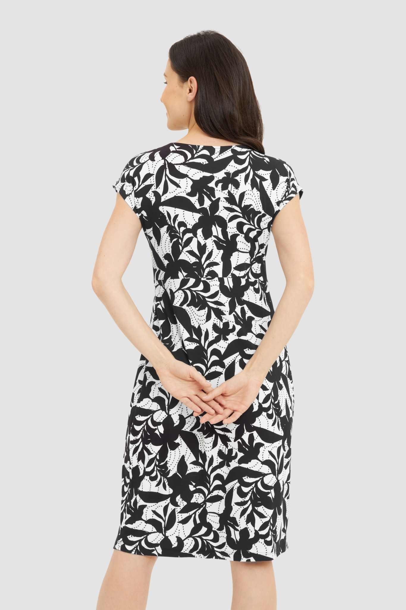 Rösch Beach Dress back view in Black Leaves