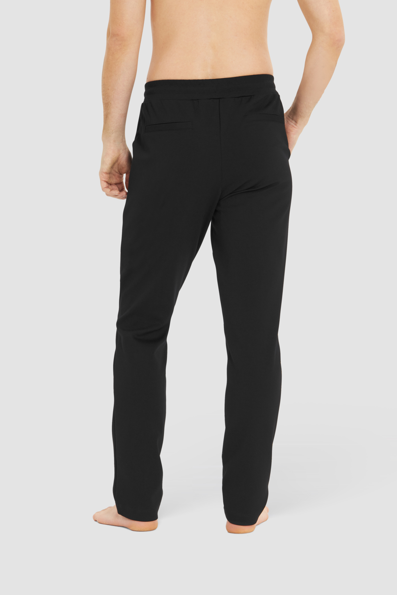Rösch Lounge Pants back view in Jet Black