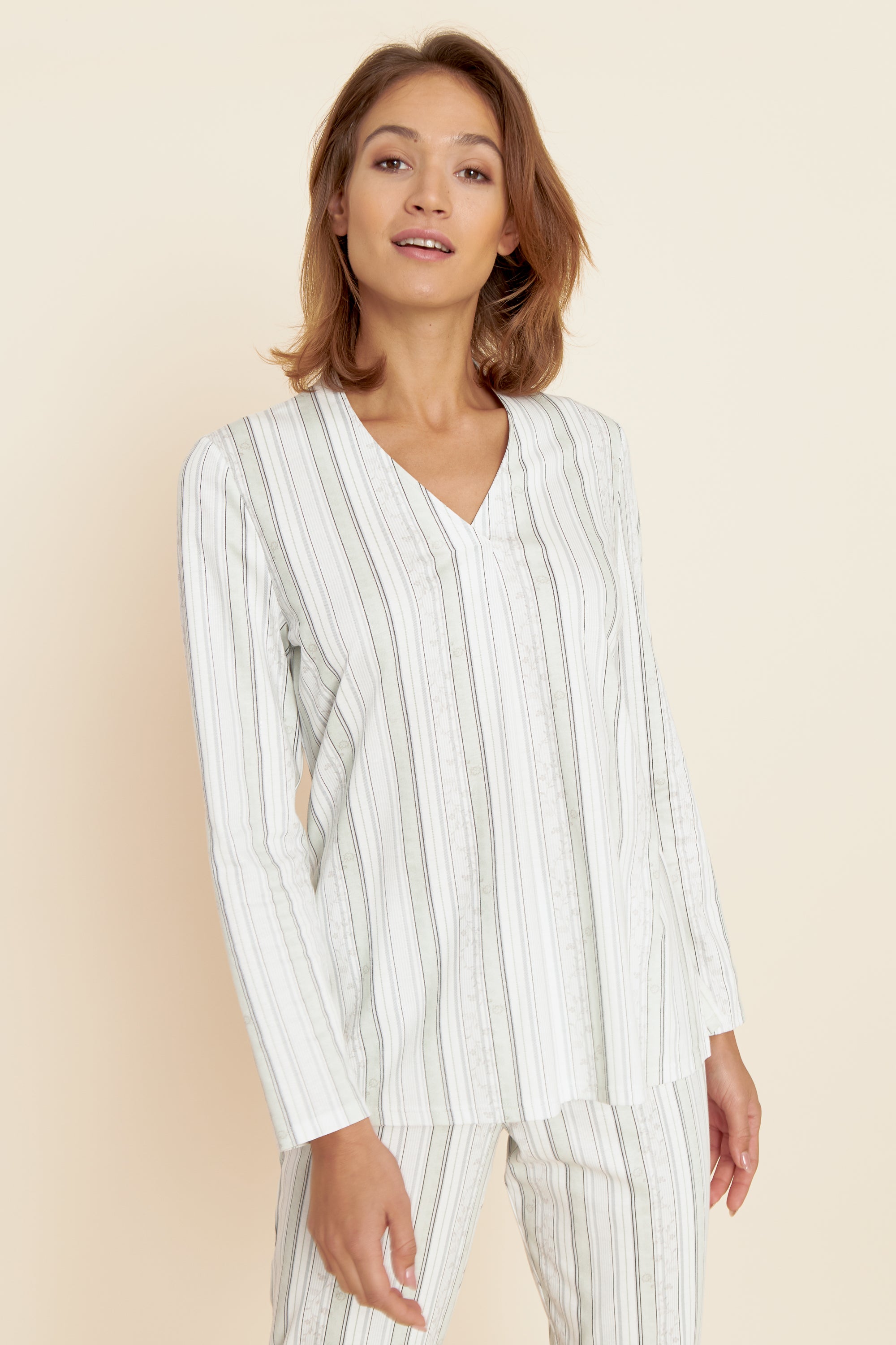 Feraud Pajama, 1/1 Sleeve, Pants 1/1, V-Neck Flower (3221107) Flower Stripe