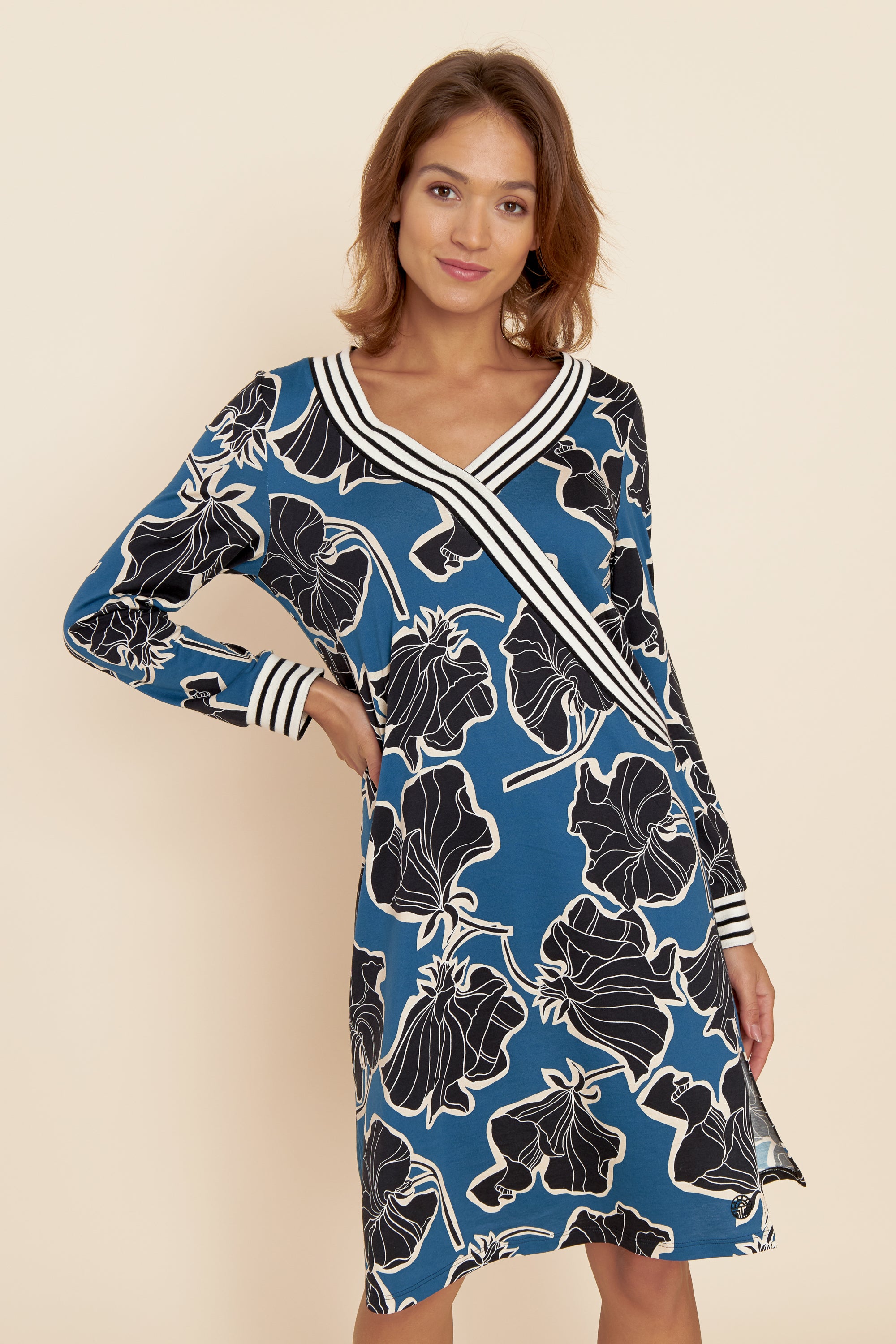 Feraud Night Dress, 1/1 Sleeve, V-Neck Couture Flower (3221187) Modern Flower