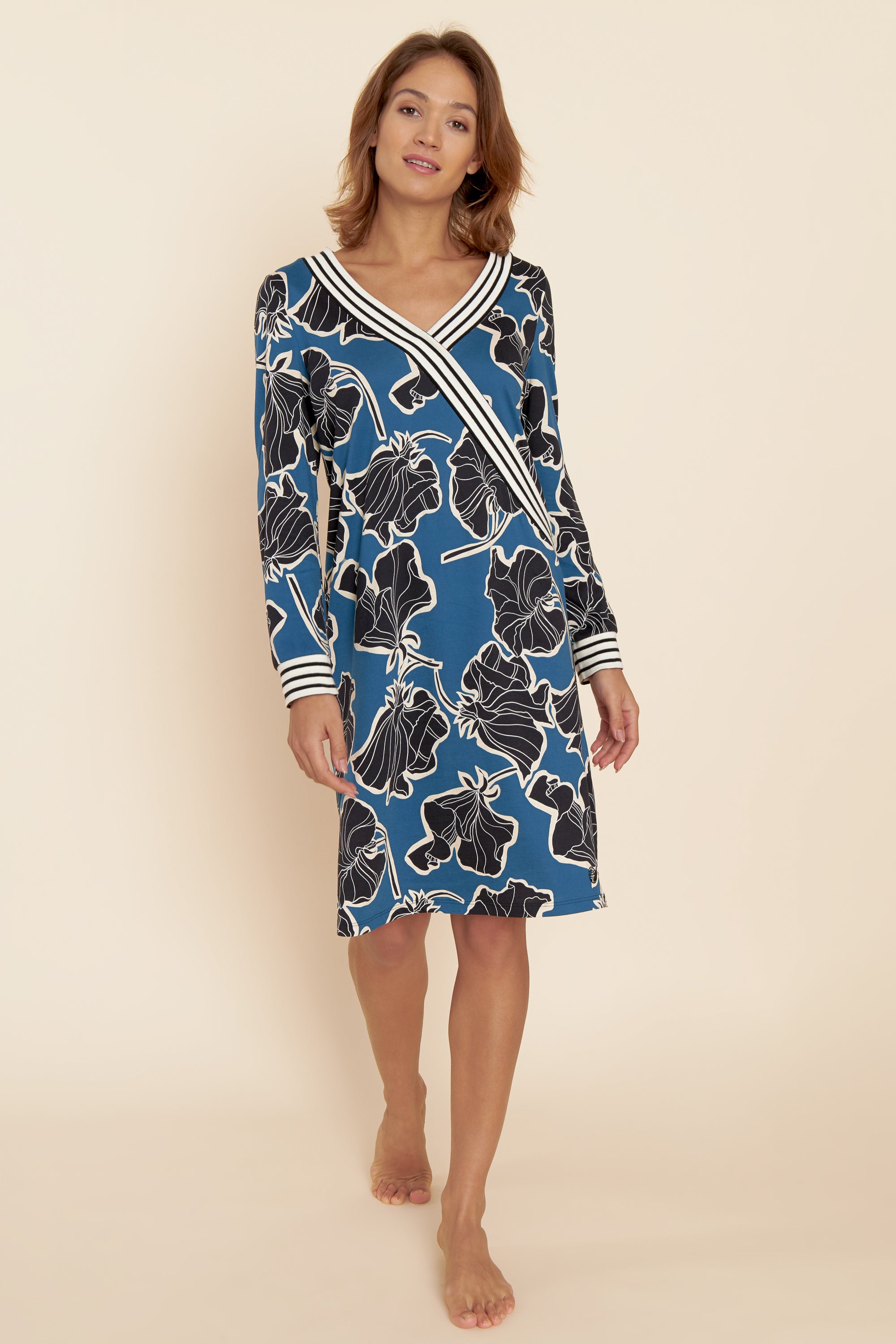Feraud Night Dress, 1/1 Sleeve, V-Neck Couture Flower (3221187) Modern Flower