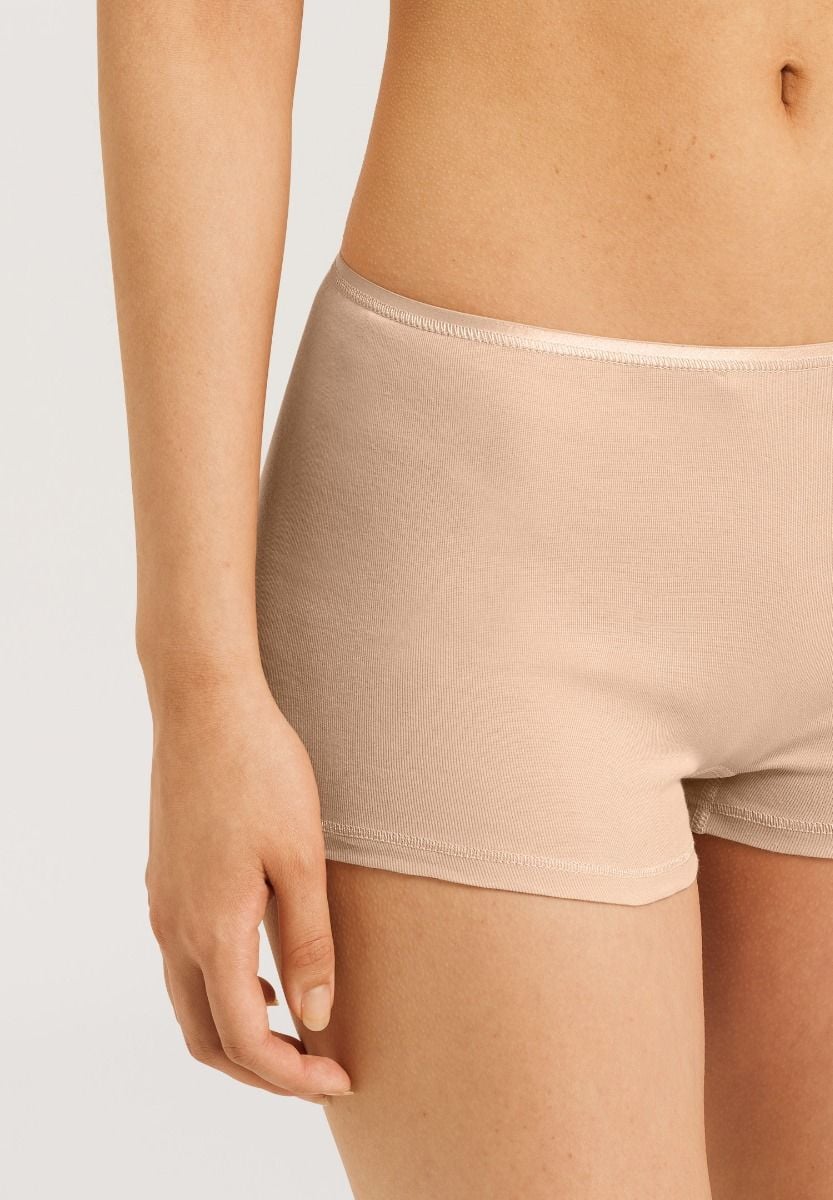 Hanro Basic Cotton Seamless Cotton Seamless Shortleg Pants (071631) Beige