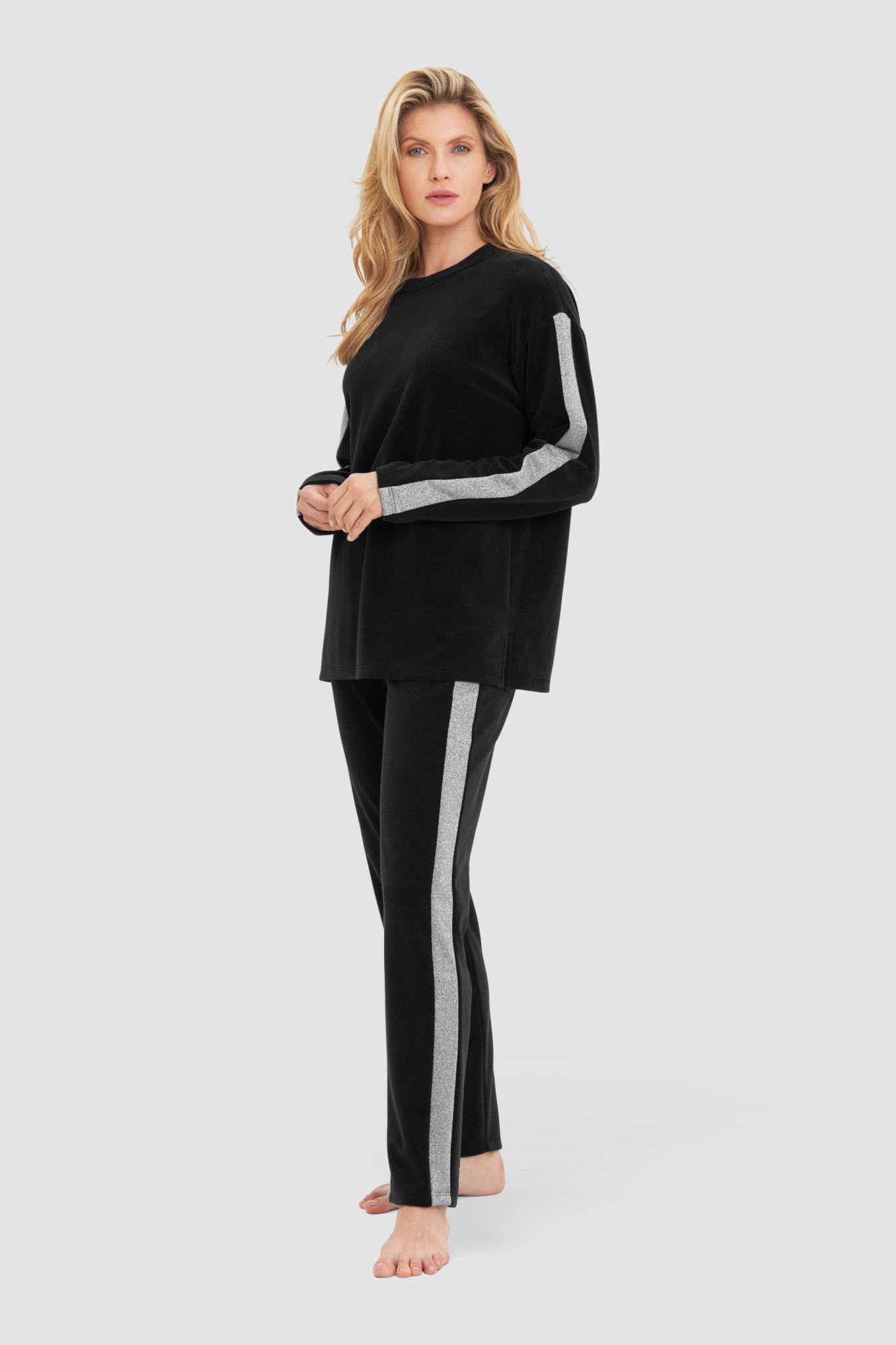 Rösch Lounge Set on model in Black