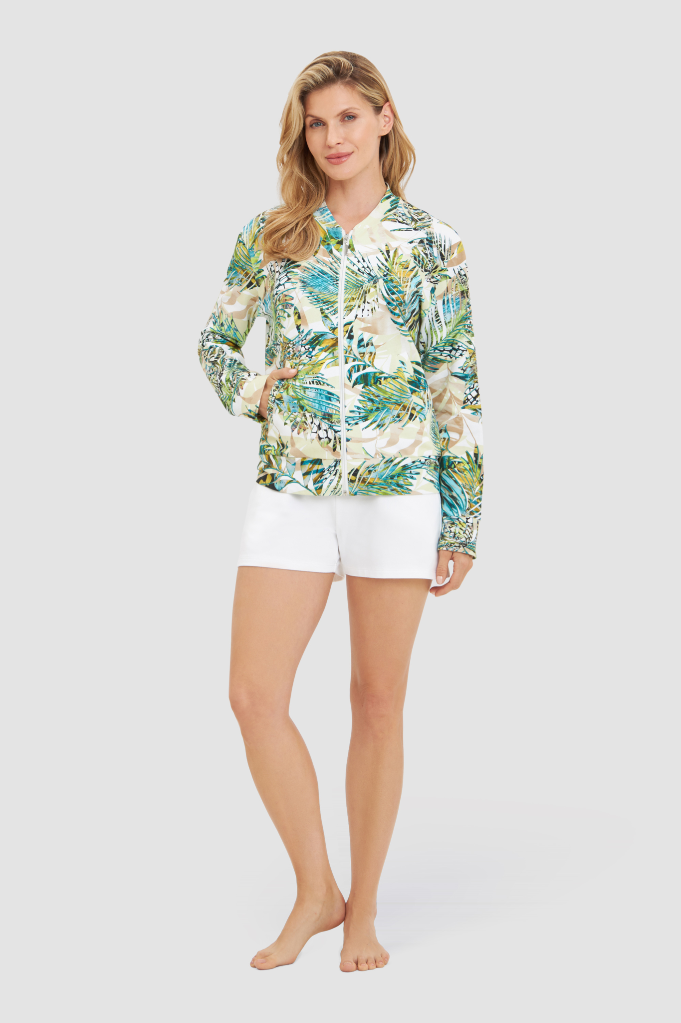 Rösch Lounge Jacket on model in Jungle