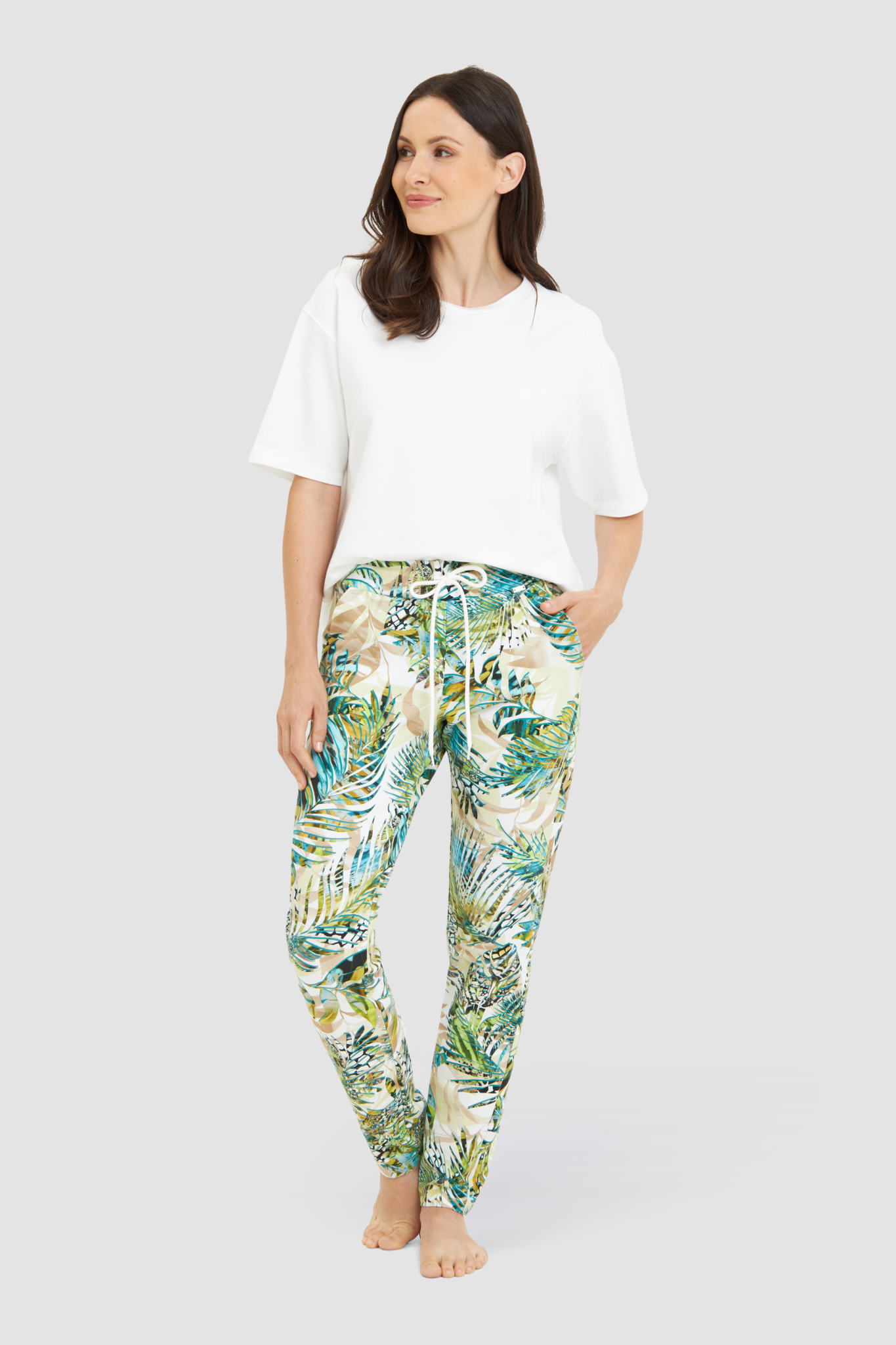 Rösch Lounge Pants on model in Jungle