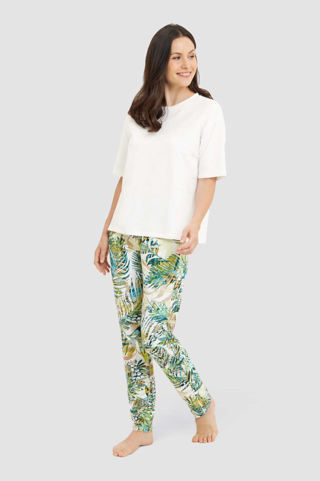 Rösch Lounge Sweatshirt on model in White