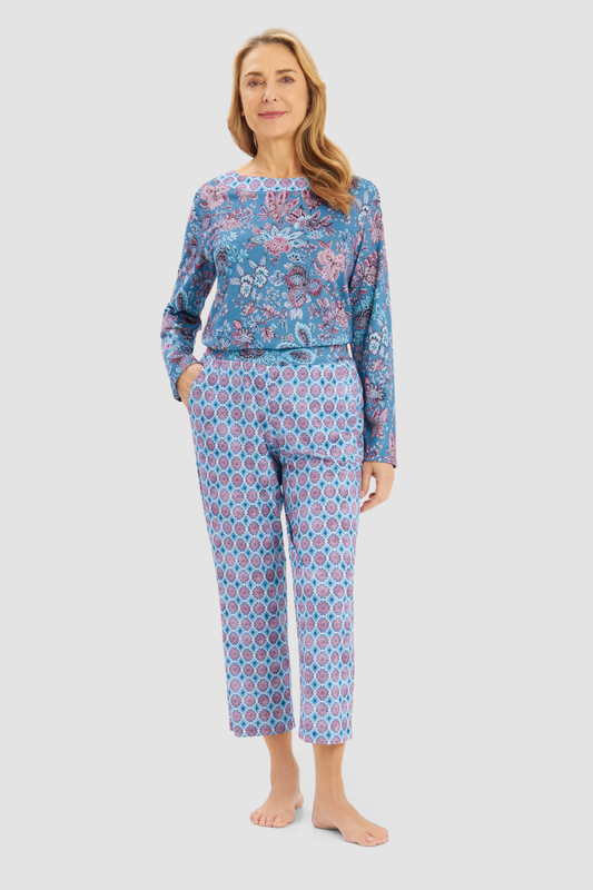 Rösch Lounge Pants on model in Graphic Print