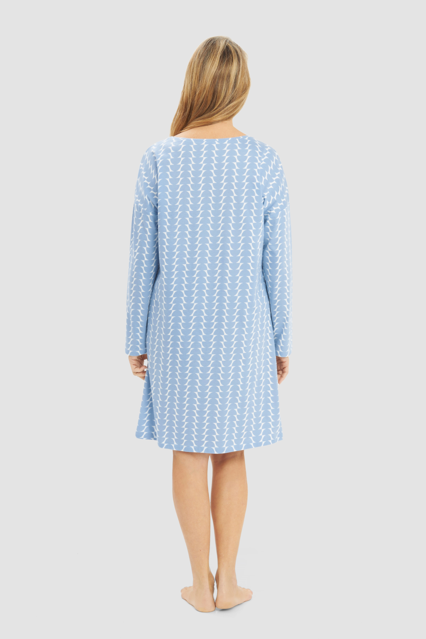 Rösch Nightgown back view in Graphic Dots