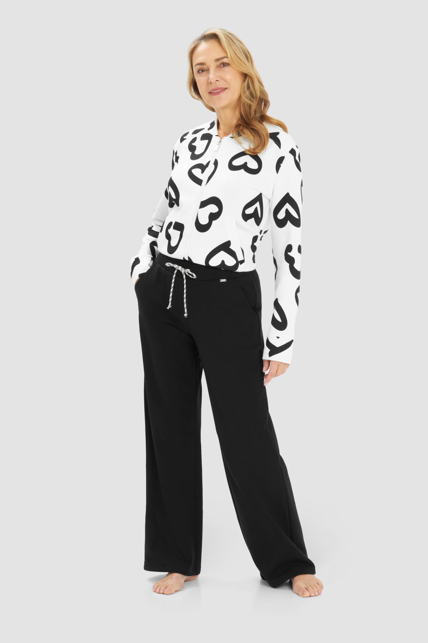 Rösch Lounge Pants on model in Black