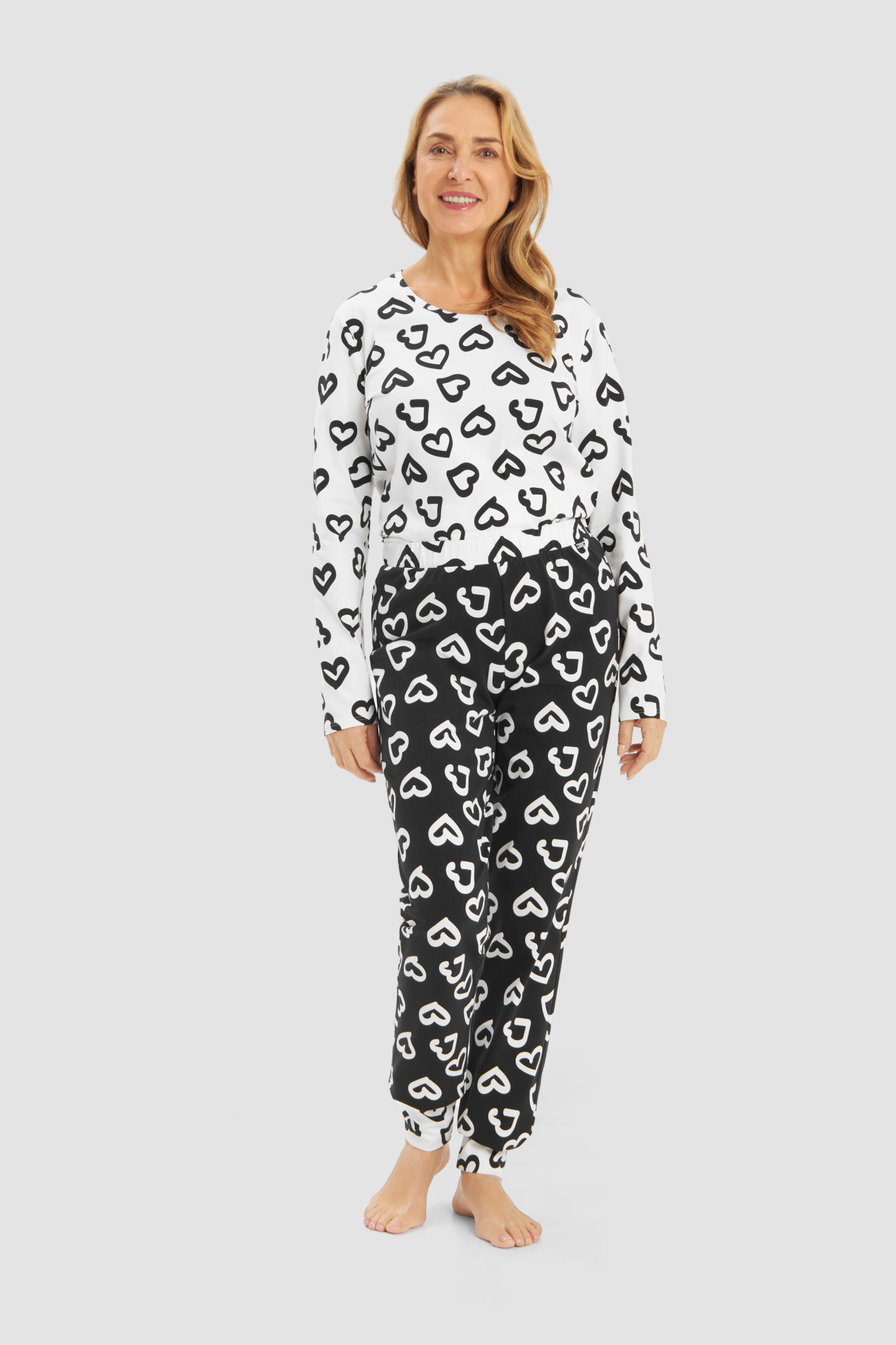 Rösch Lounge Pants on model in Hearts Black