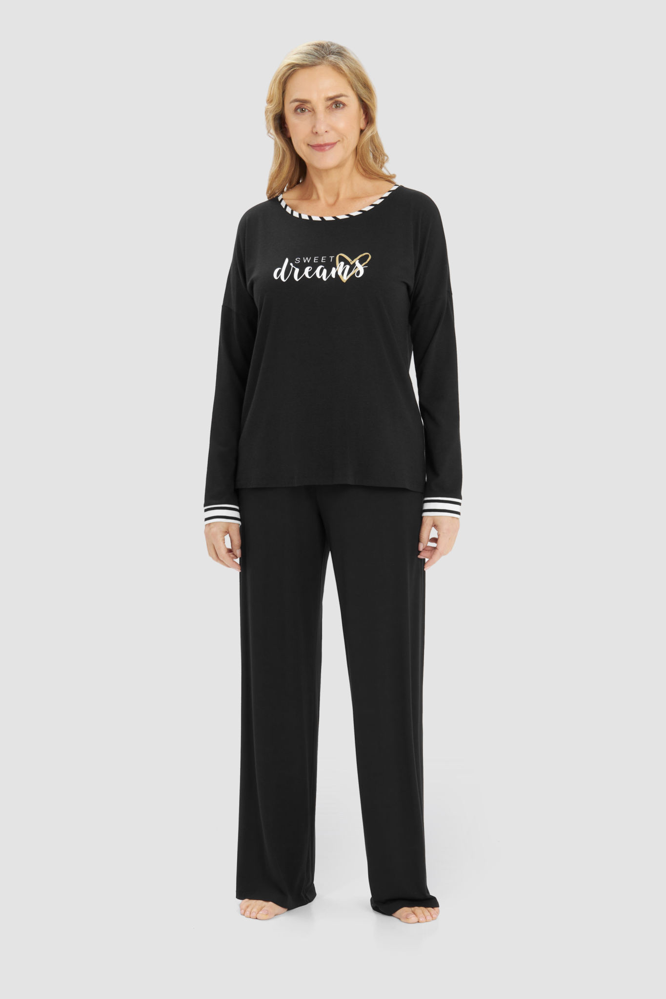 Rösch Lounge Top on model in Black