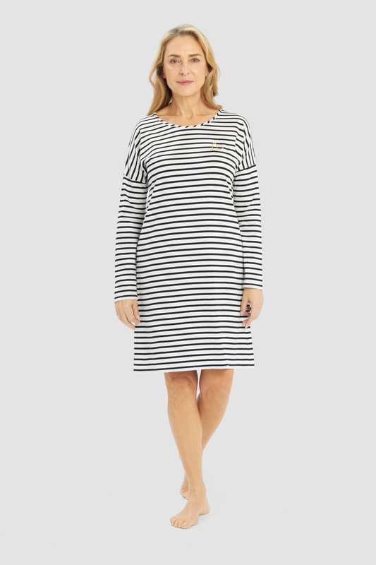 Rösch Nightgown on model in Ringlet Black