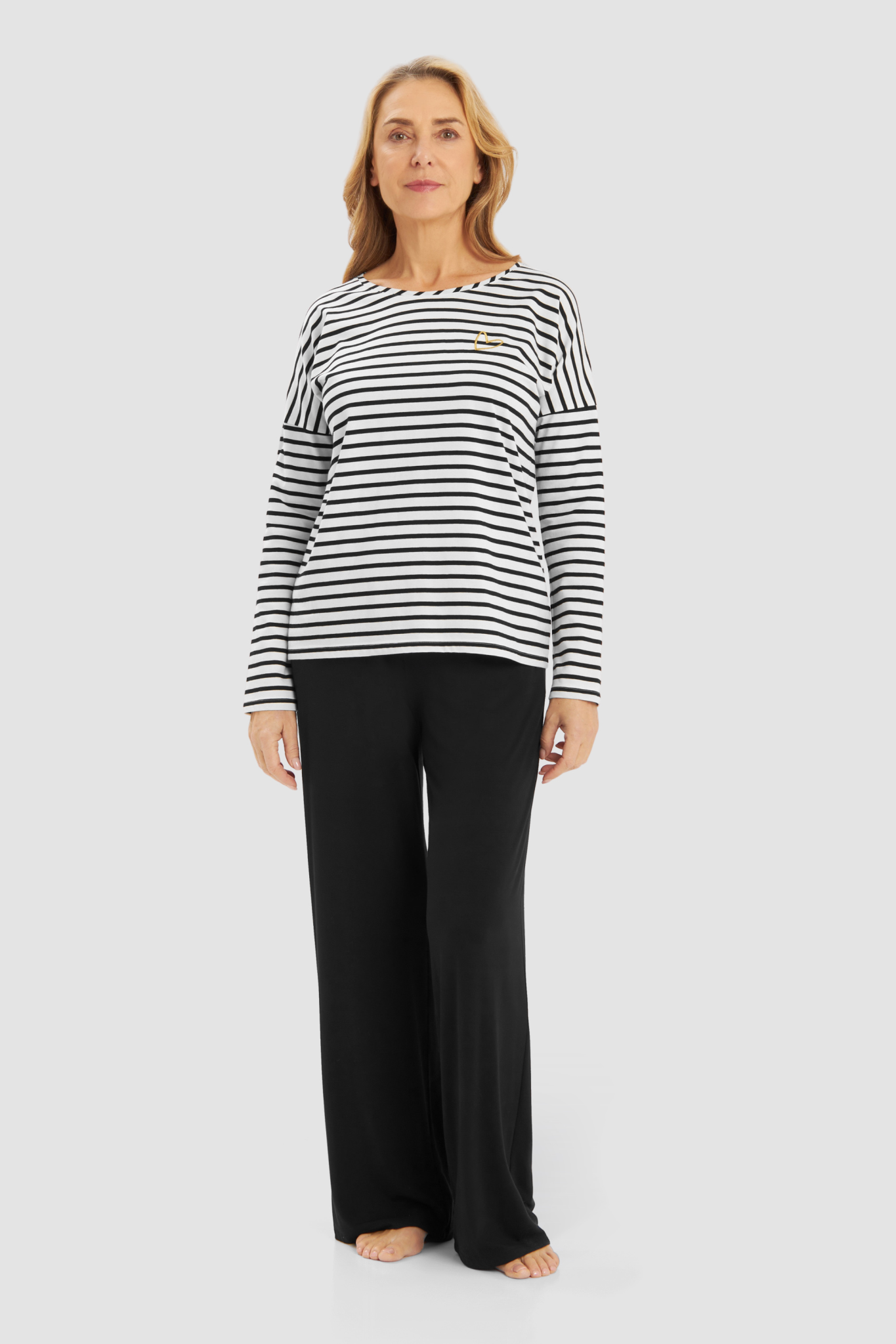 Rösch Lounge Top on model in Ringlet Black