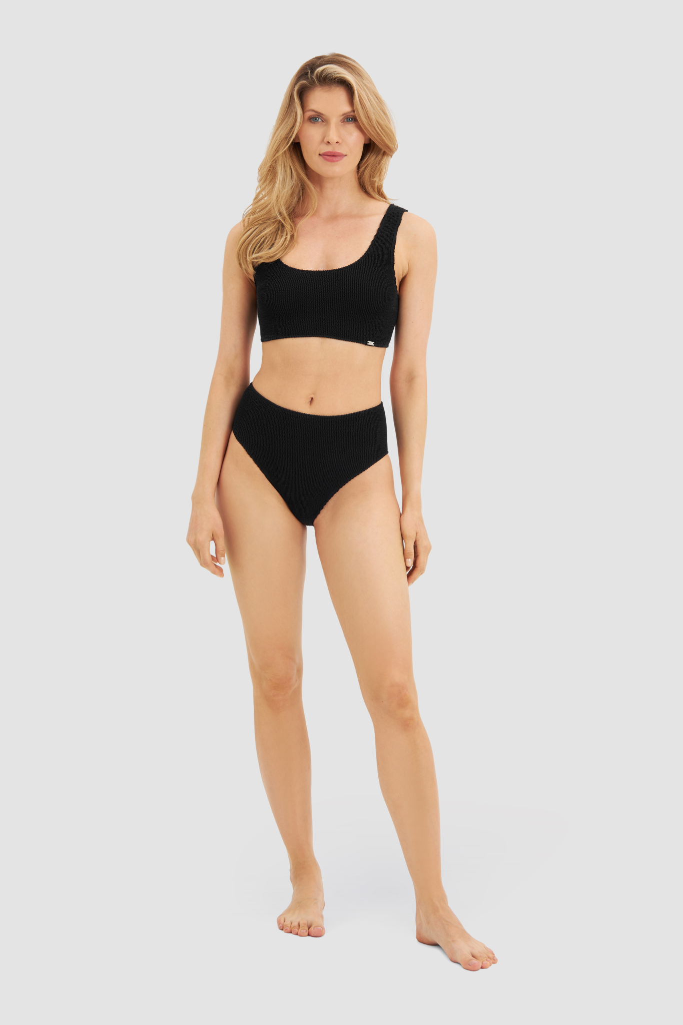 Rösch Lounge Top on model in Black
