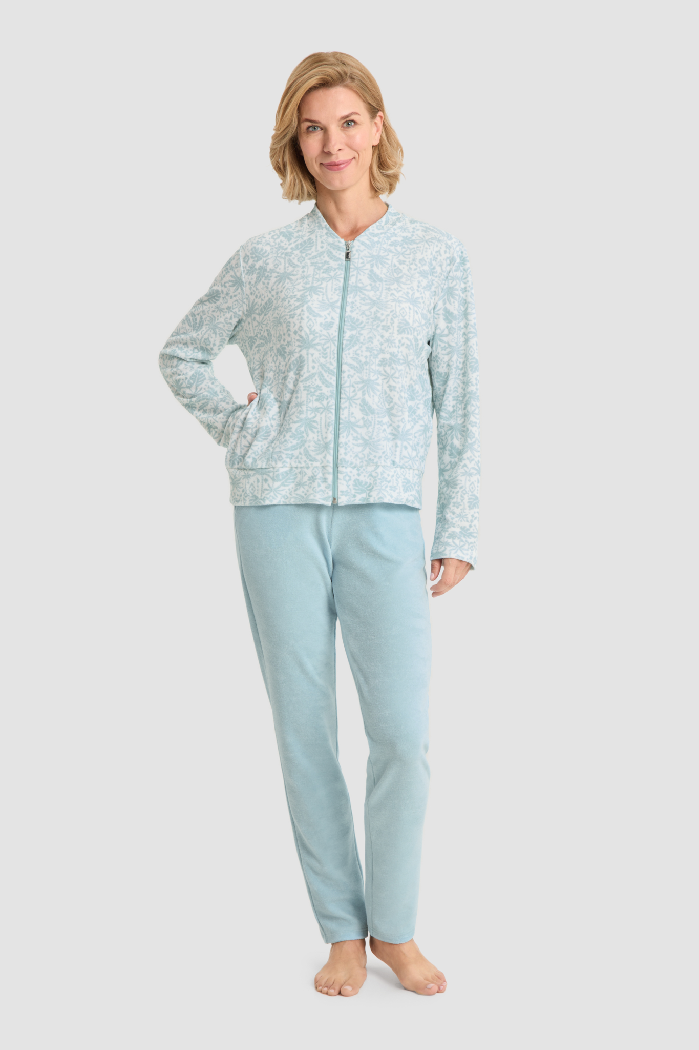 Rösch Lounge Set on model in Cool Mint