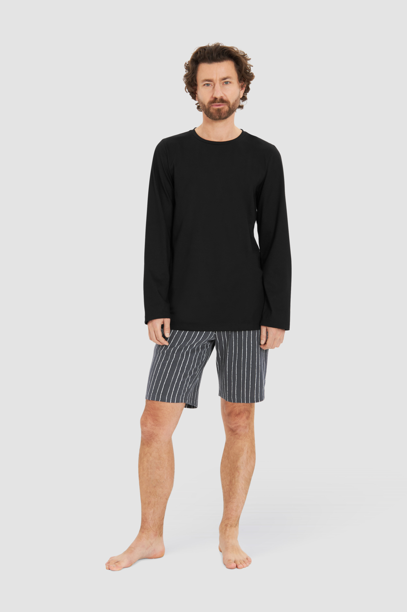 Rösch Lounge Top on model in Black