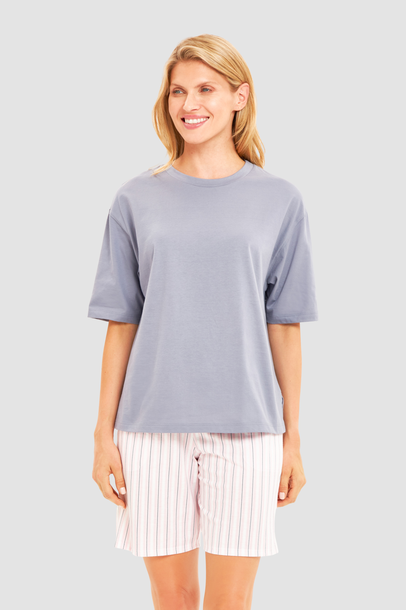 Rösch Lounge Top on model in Grey