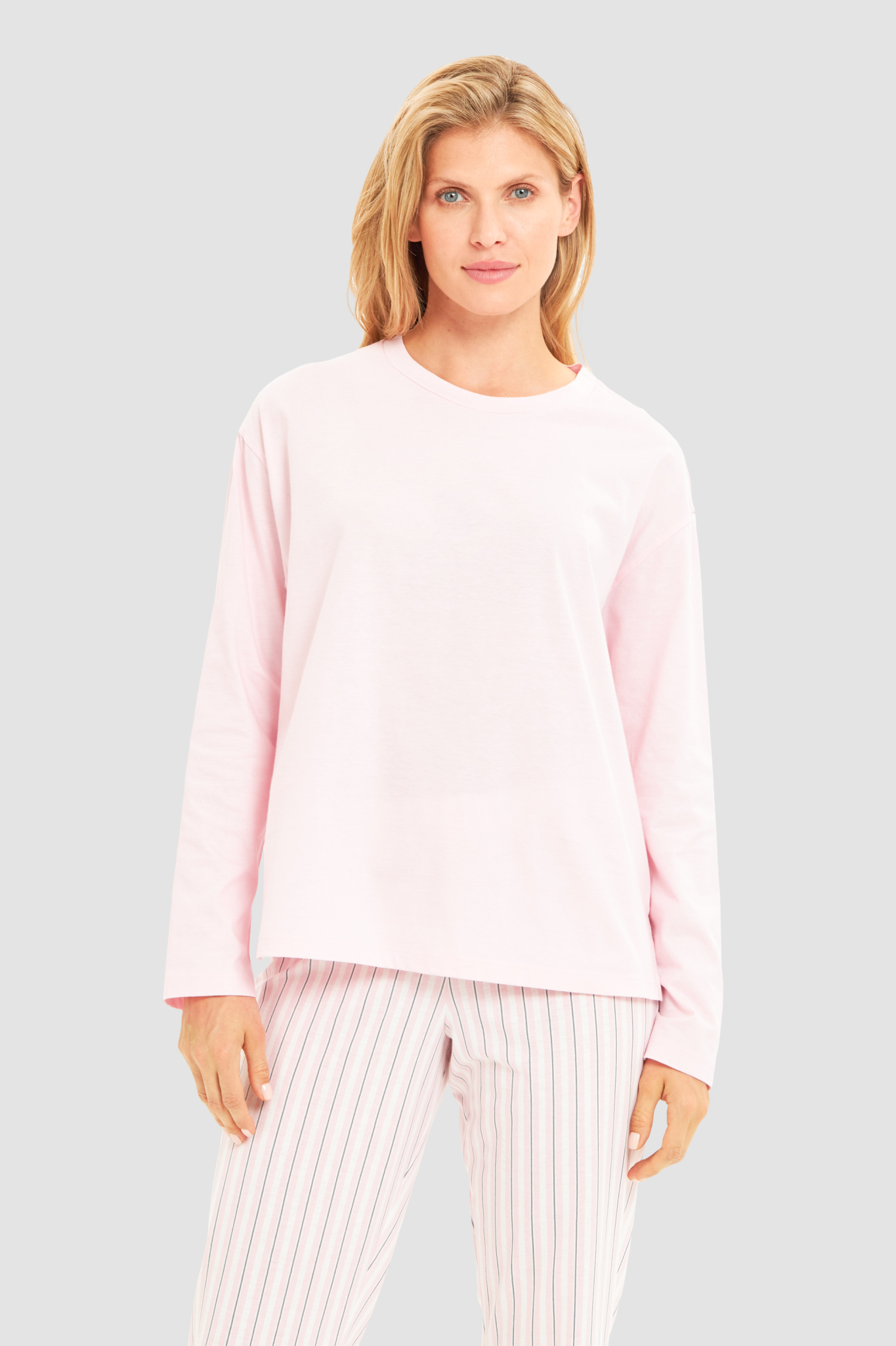 Rösch Lounge Top on model in Rose