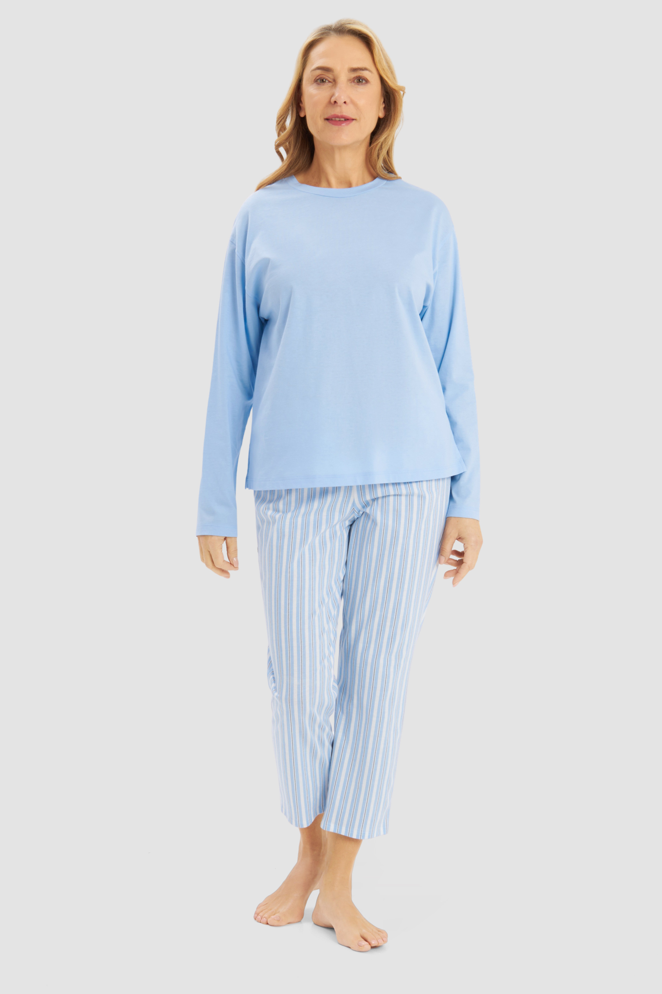Rösch Lounge Top on model in Blue