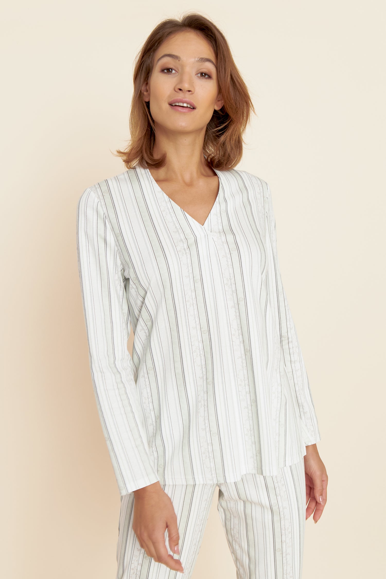 Feraud Pajama, 1/1 Sleeve, Pants 1/1, V-Neck Flower (3221107) Flower Stripe