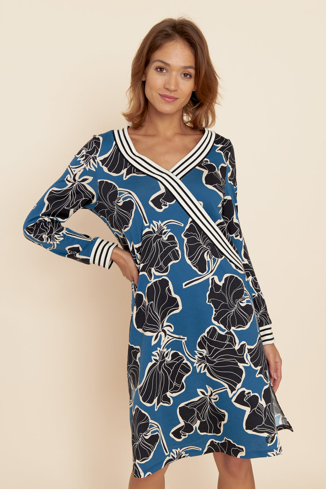Feraud Night Dress, 1/1 Sleeve, V-Neck Couture Flower (3221187) Modern Flower