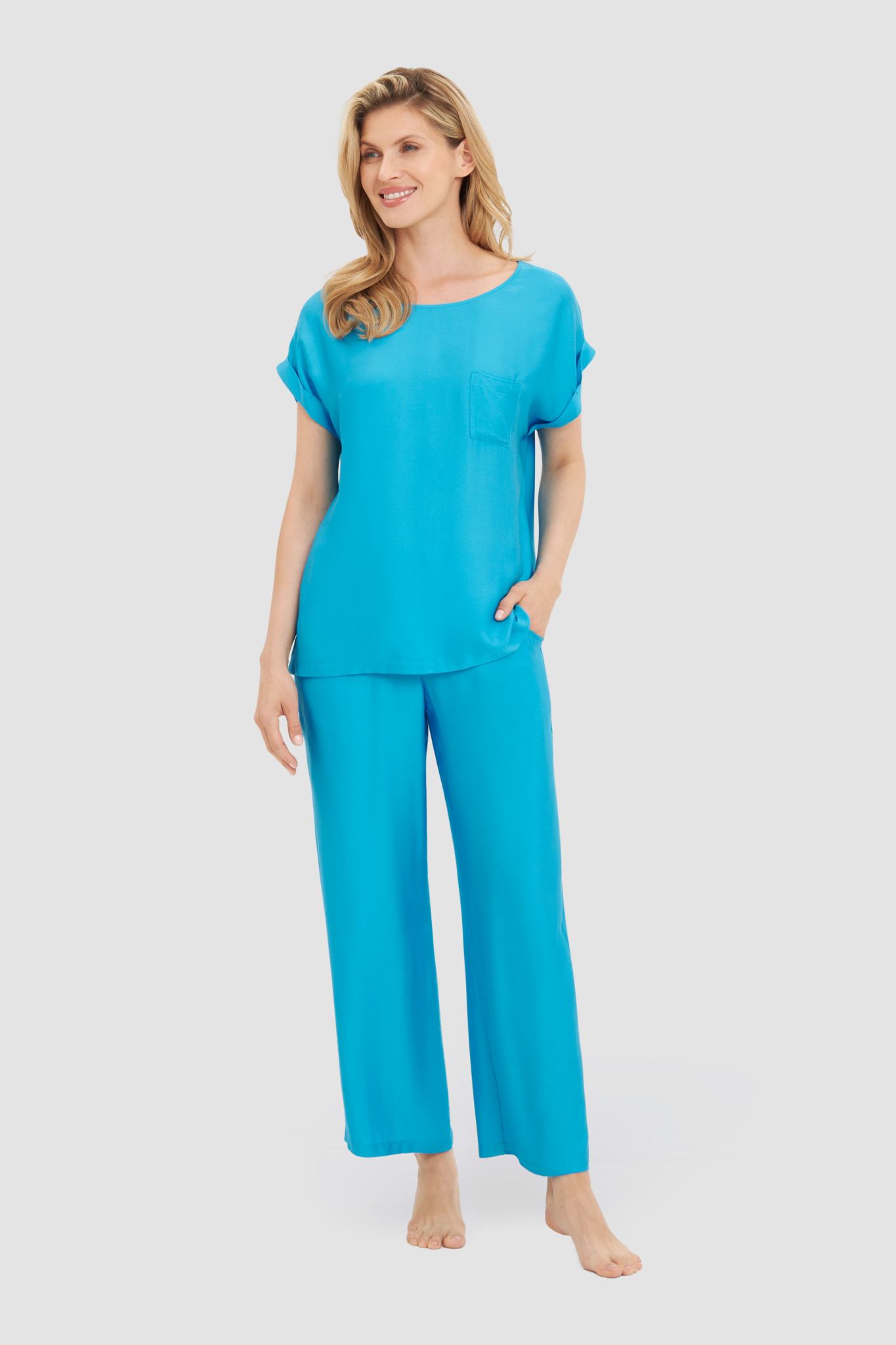 Féraud Lounge Pants on model in Ocean
