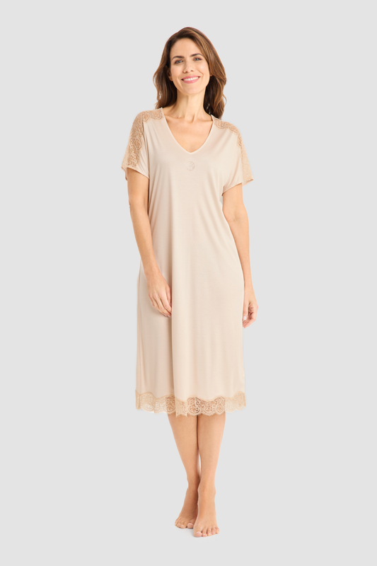 Féraud Nightgown on model in Natur