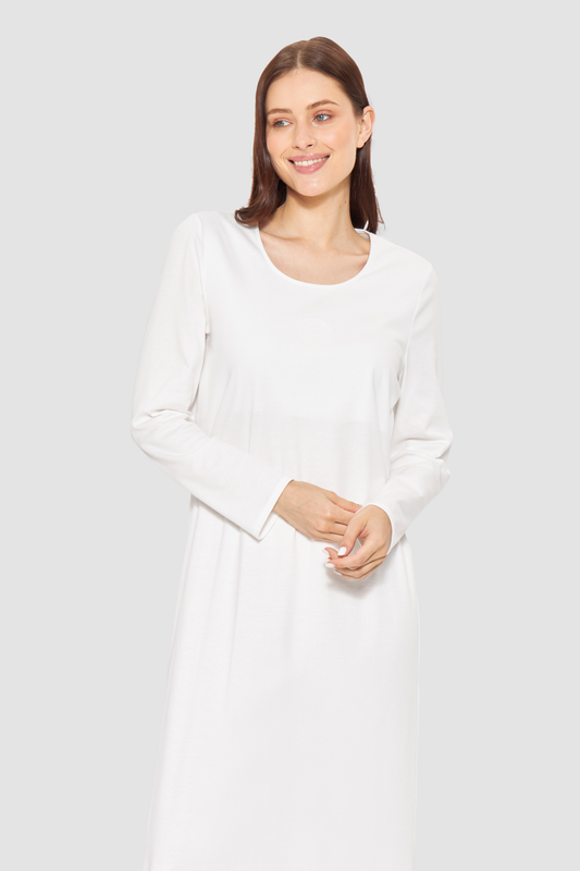 Féraud Nightgown on model in Champagner