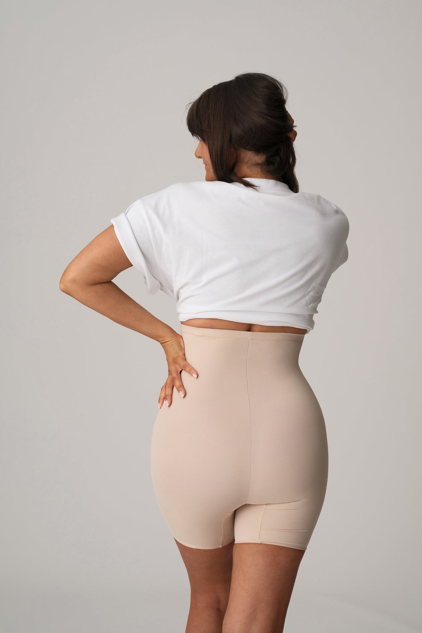 PrimaDonna Perle Shapewear Long-Leg Shaper on model in Caffé Latte