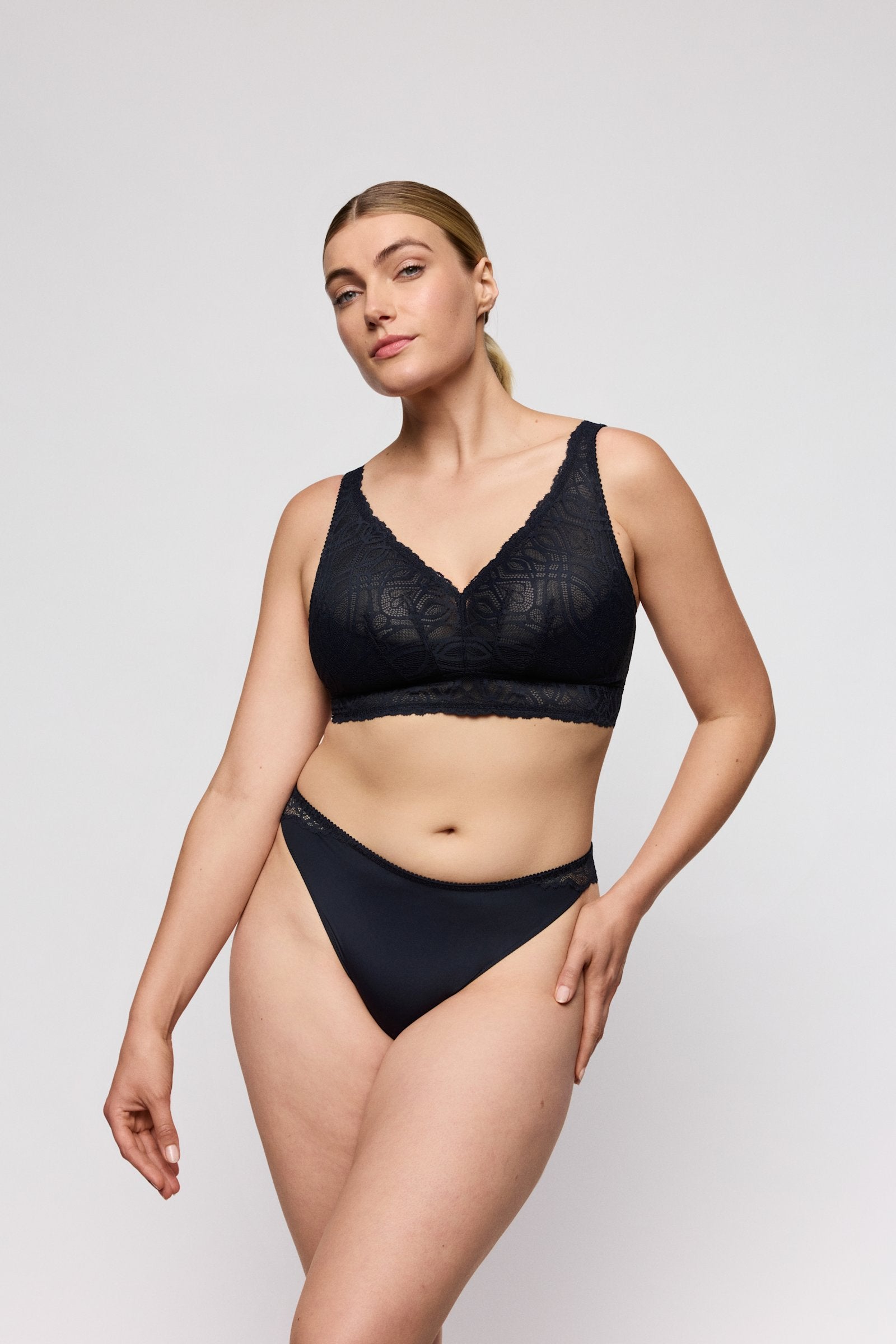 PrimaDonna Salerno Thong on model in Midnight Blue