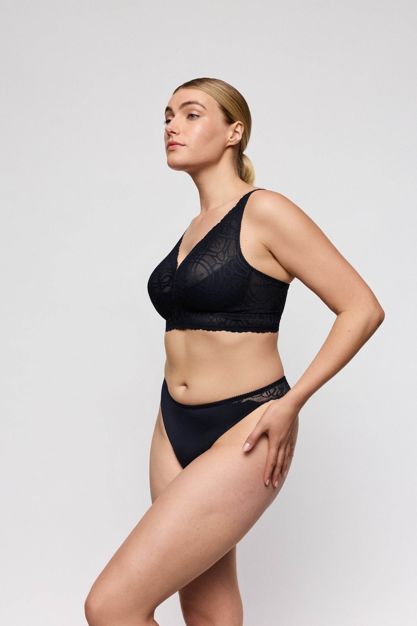 PrimaDonna Salerno Thong on model in Midnight Blue
