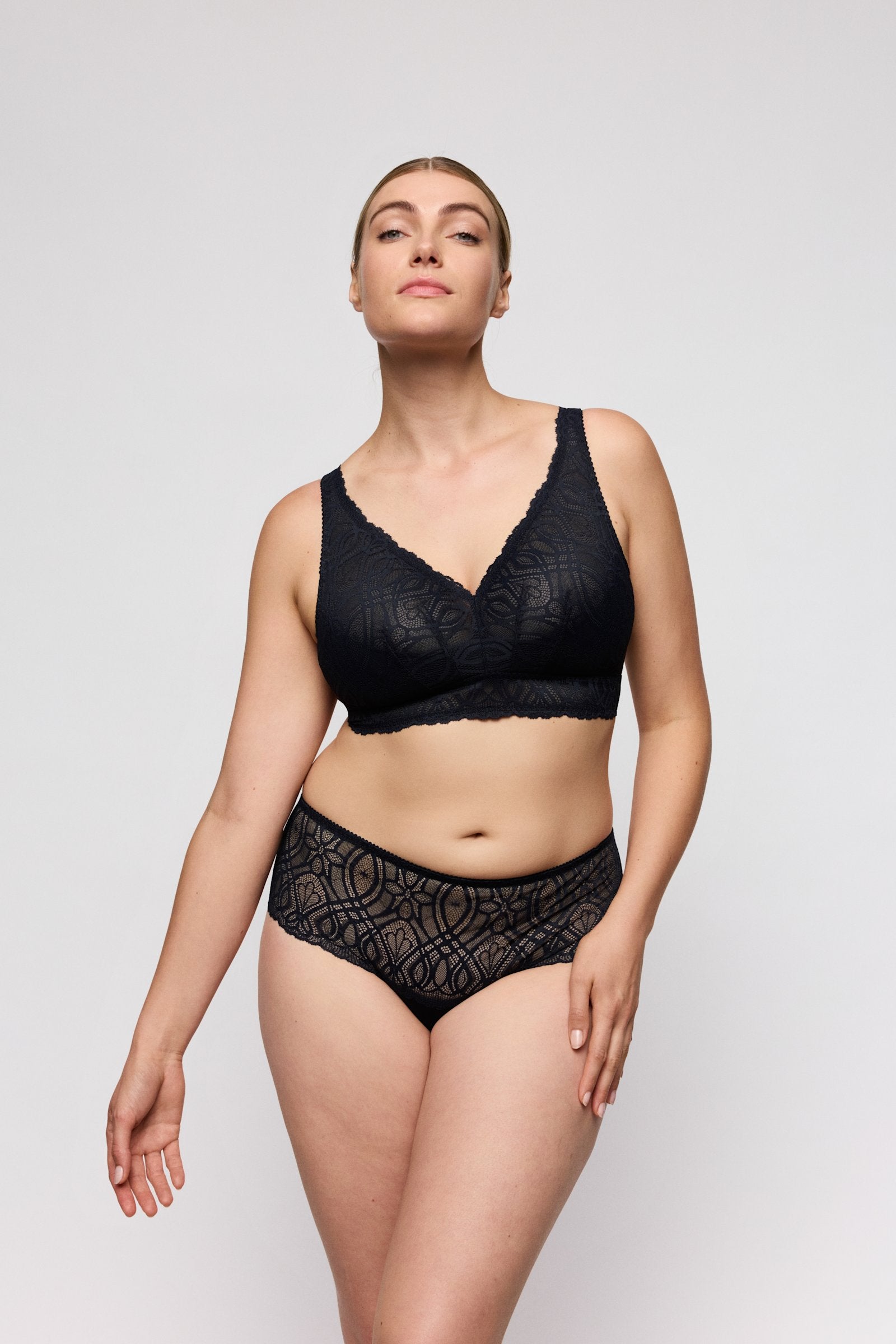 PrimaDonna Salerno Luxury Thong on model in Midnight Blue