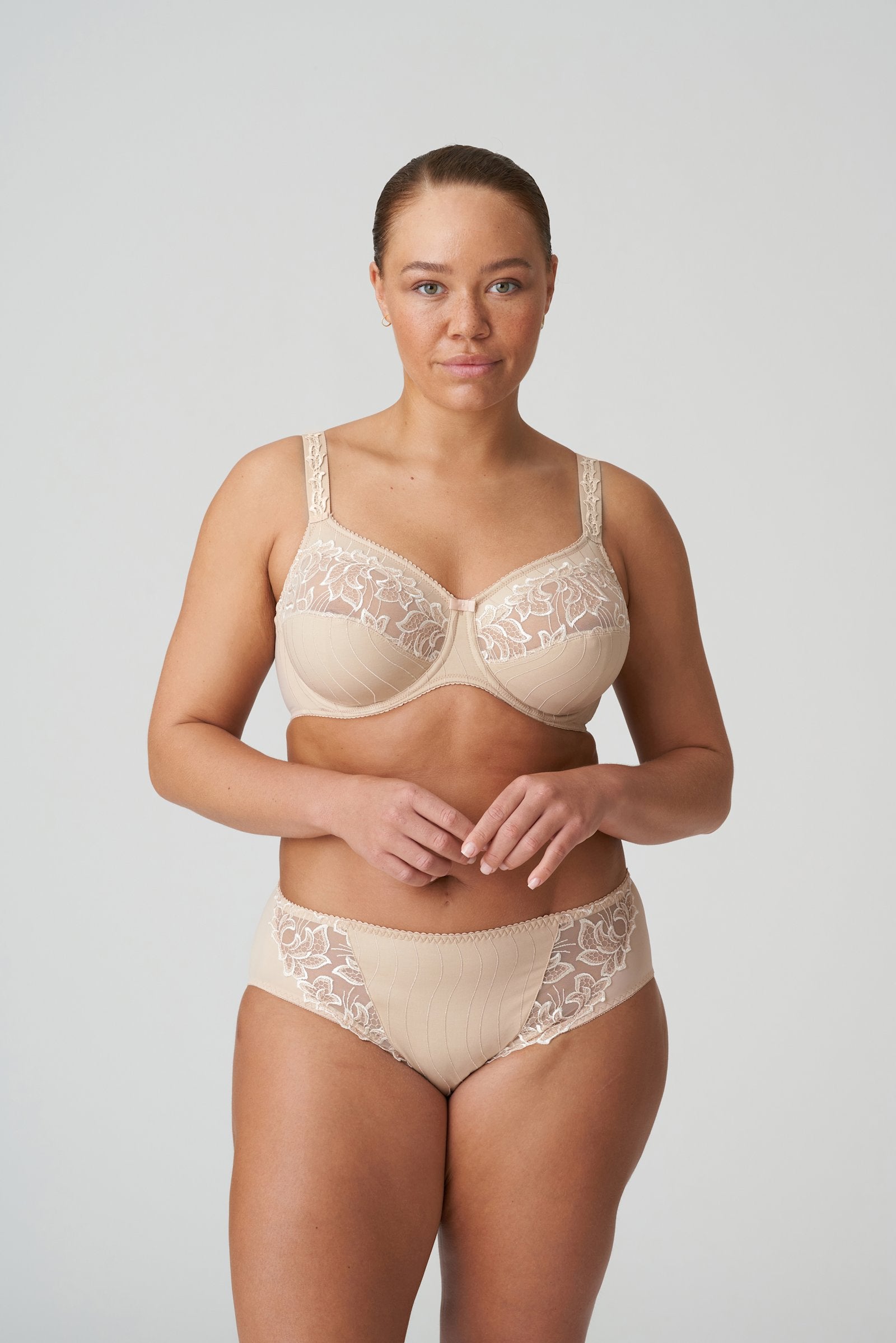 PrimaDonna Deauville Full Cup Bra on model in Caffé Latte