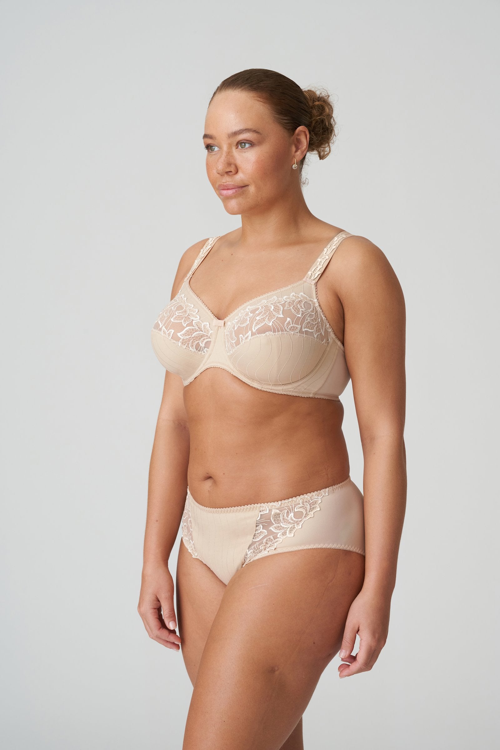 PrimaDonna Deauville Full Cup Bra on model in Caffé Latte