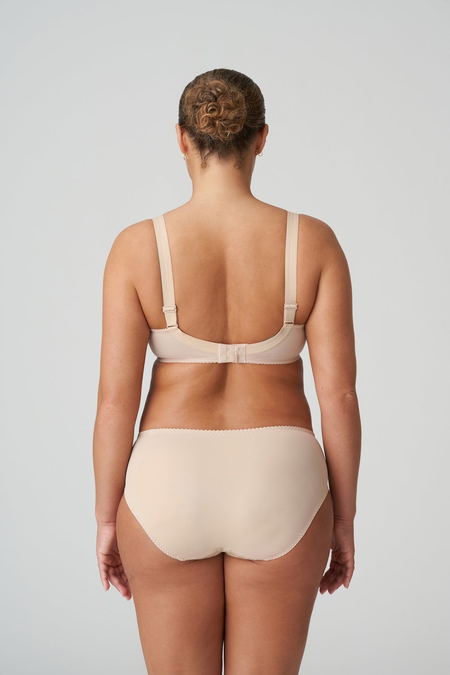 PrimaDonna Deauville Full Cup Bra on model in Caffé Latte