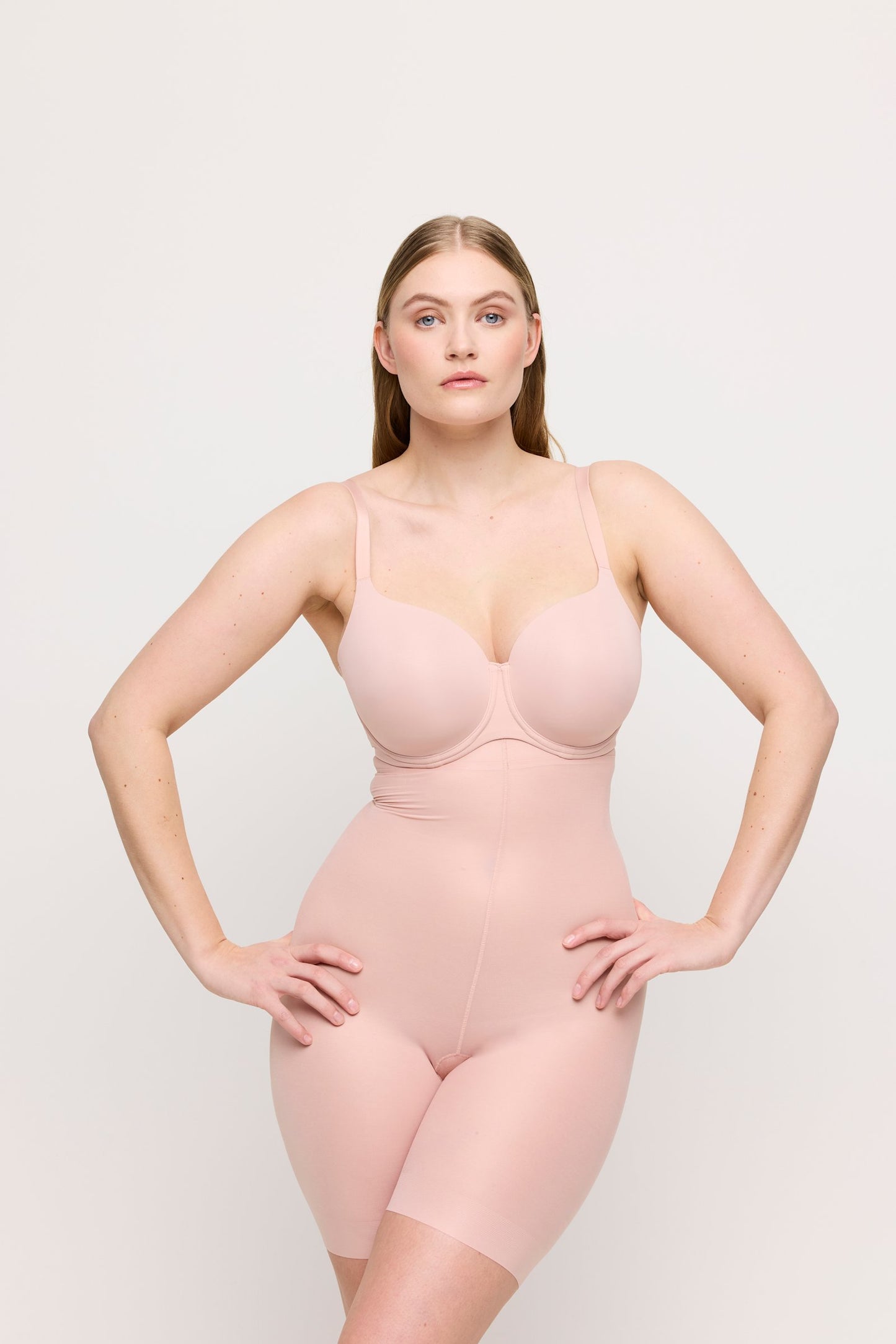 PrimaDonna Figuras Plunge Bra on model in Powder Rose