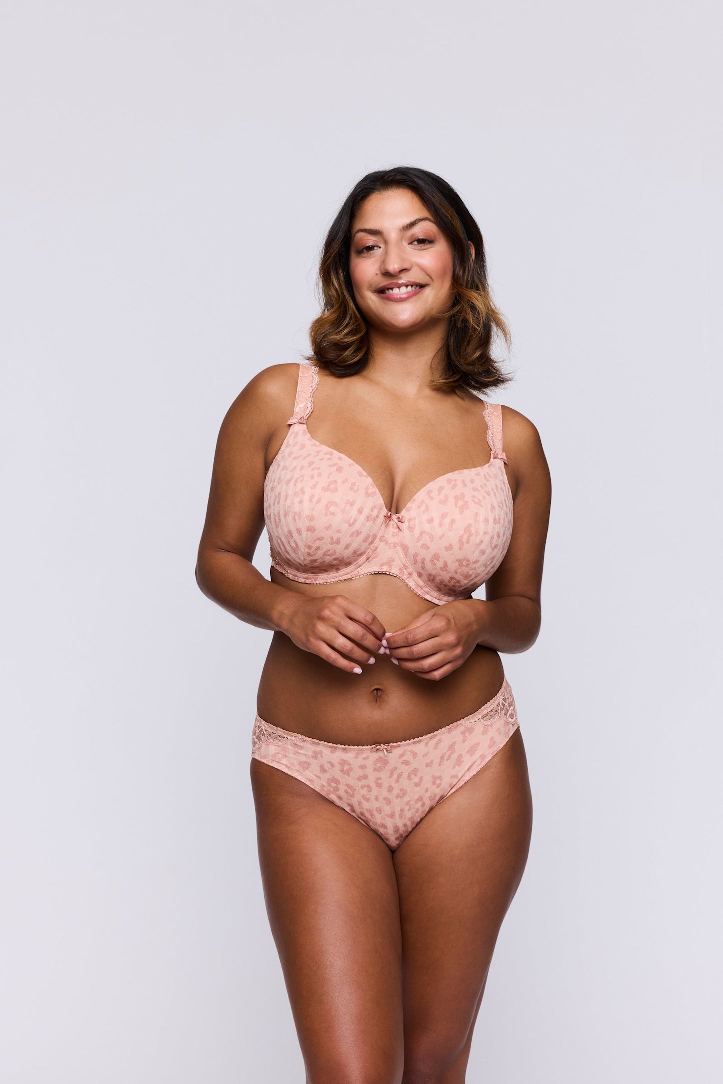 PrimaDonna Madison Plunge Bra on model in Sweet Dust