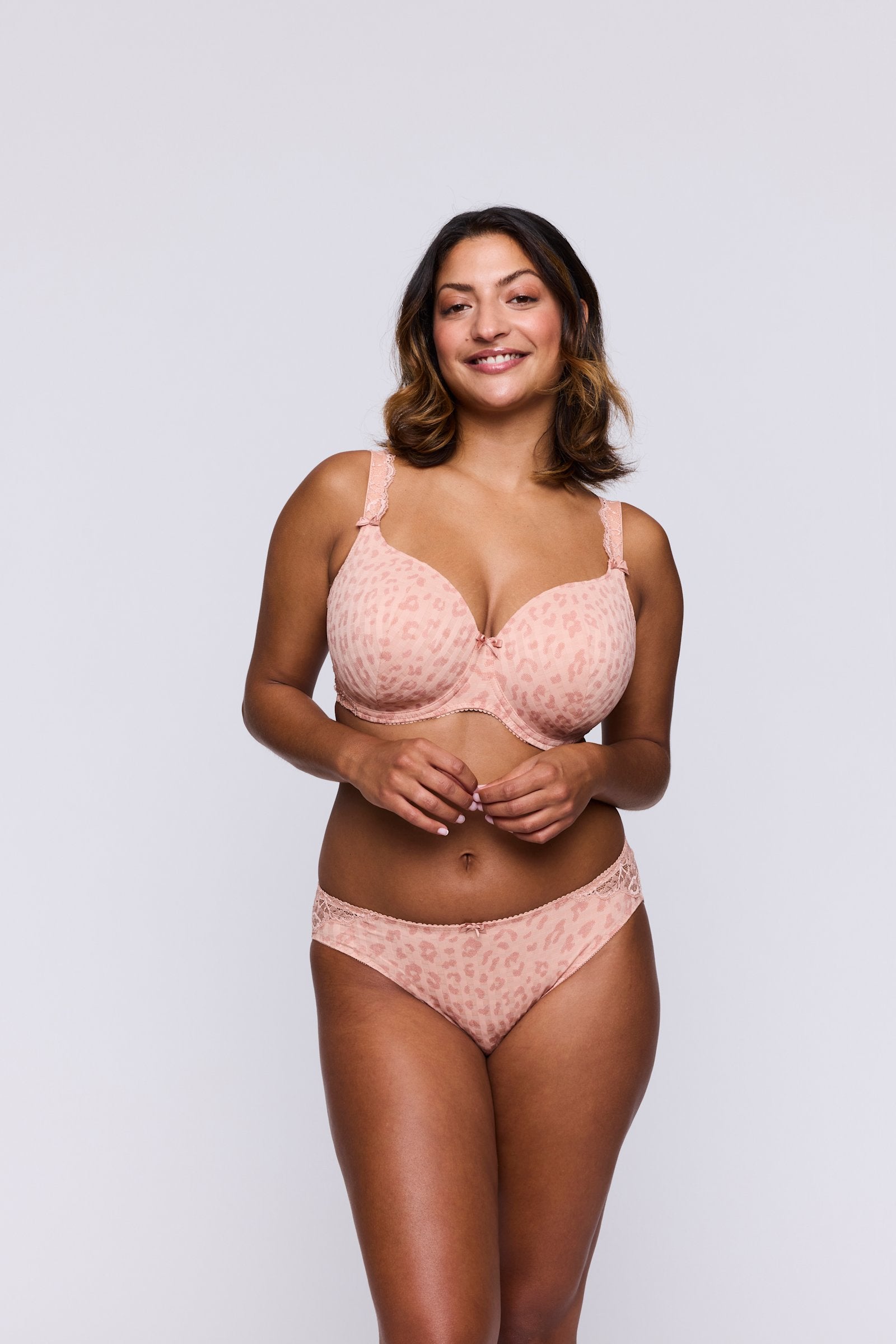 PrimaDonna Madison Plunge Bra on model in Sweet Dust