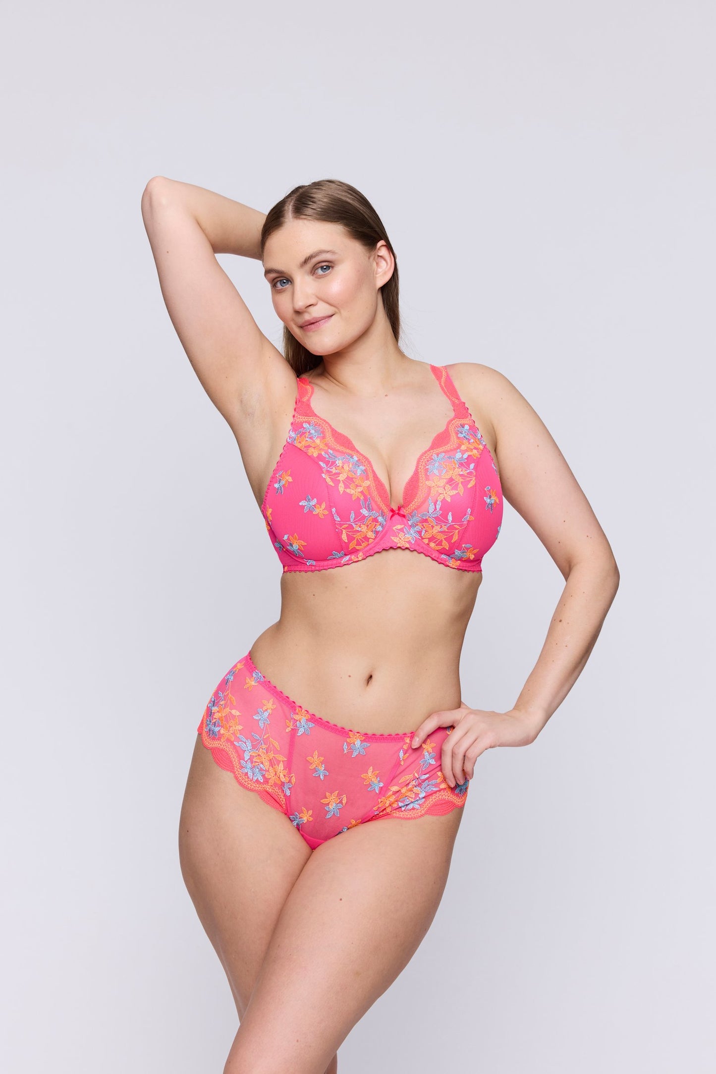 PrimaDonna Cala Luna Luxury Thong on model in Blogger Pink