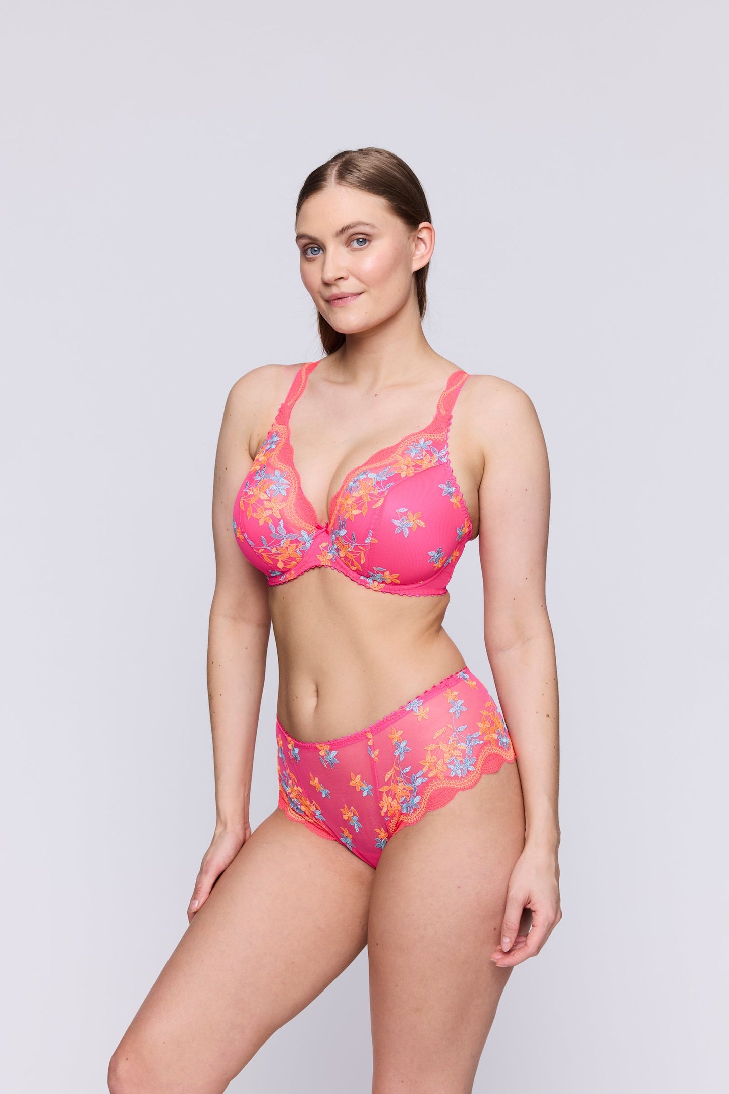 PrimaDonna Cala Luna Luxury Thong on model in Blogger Pink