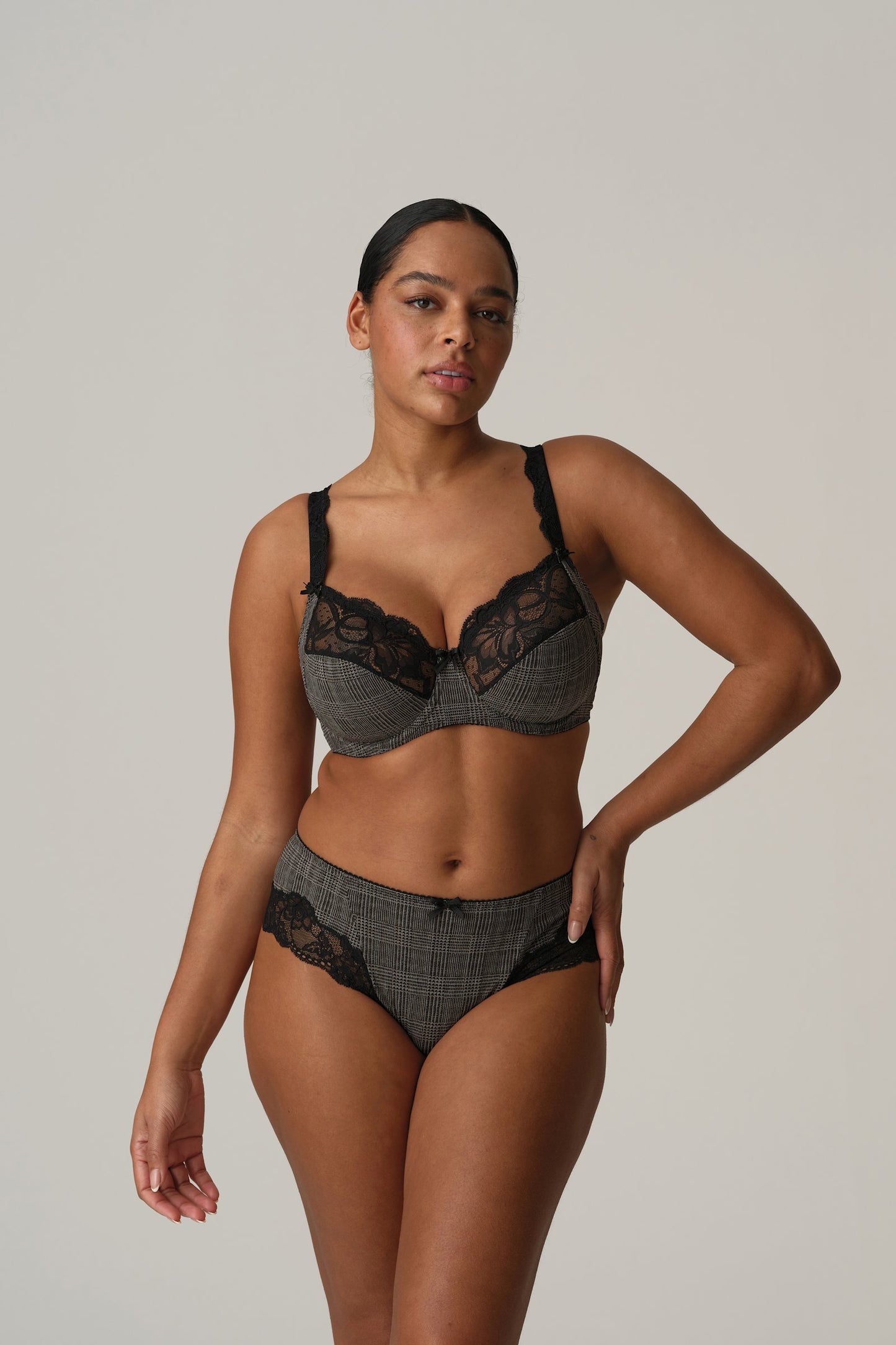PrimaDonna Madison Hotpant on model in Black Tailor