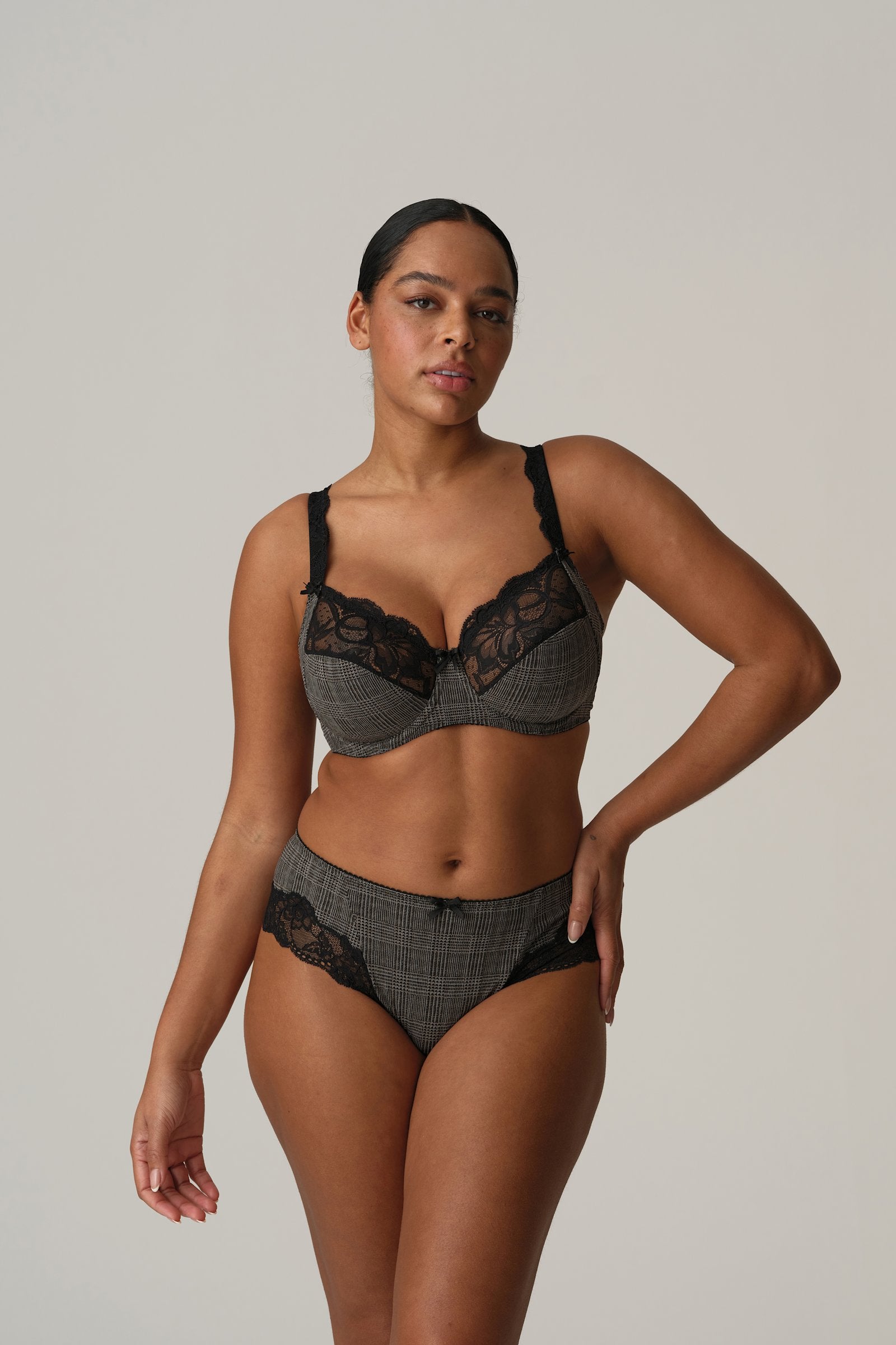 PrimaDonna Madison Hotpant on model in Black Tailor