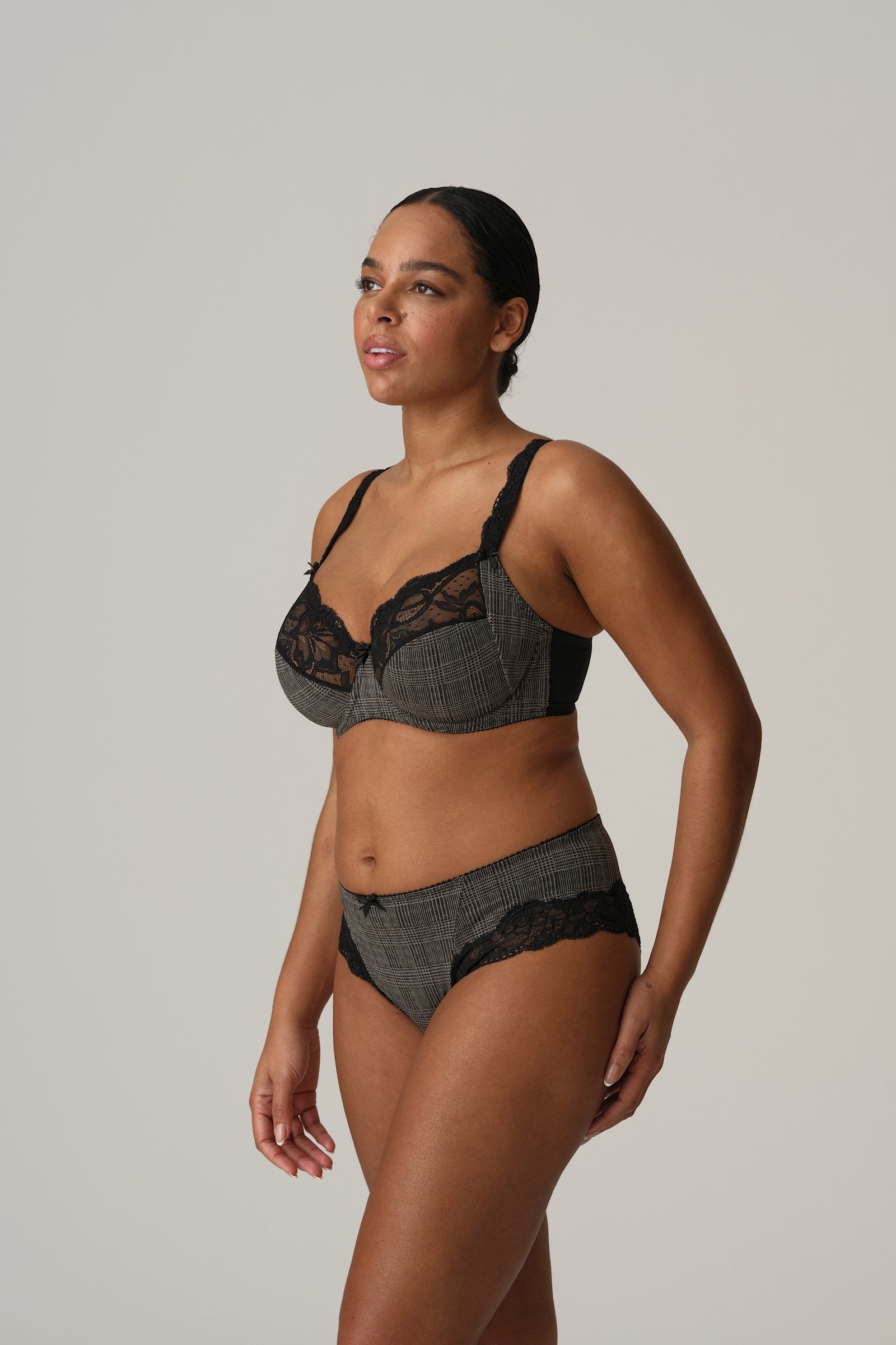 PrimaDonna Madison Hotpant on model in Black Tailor