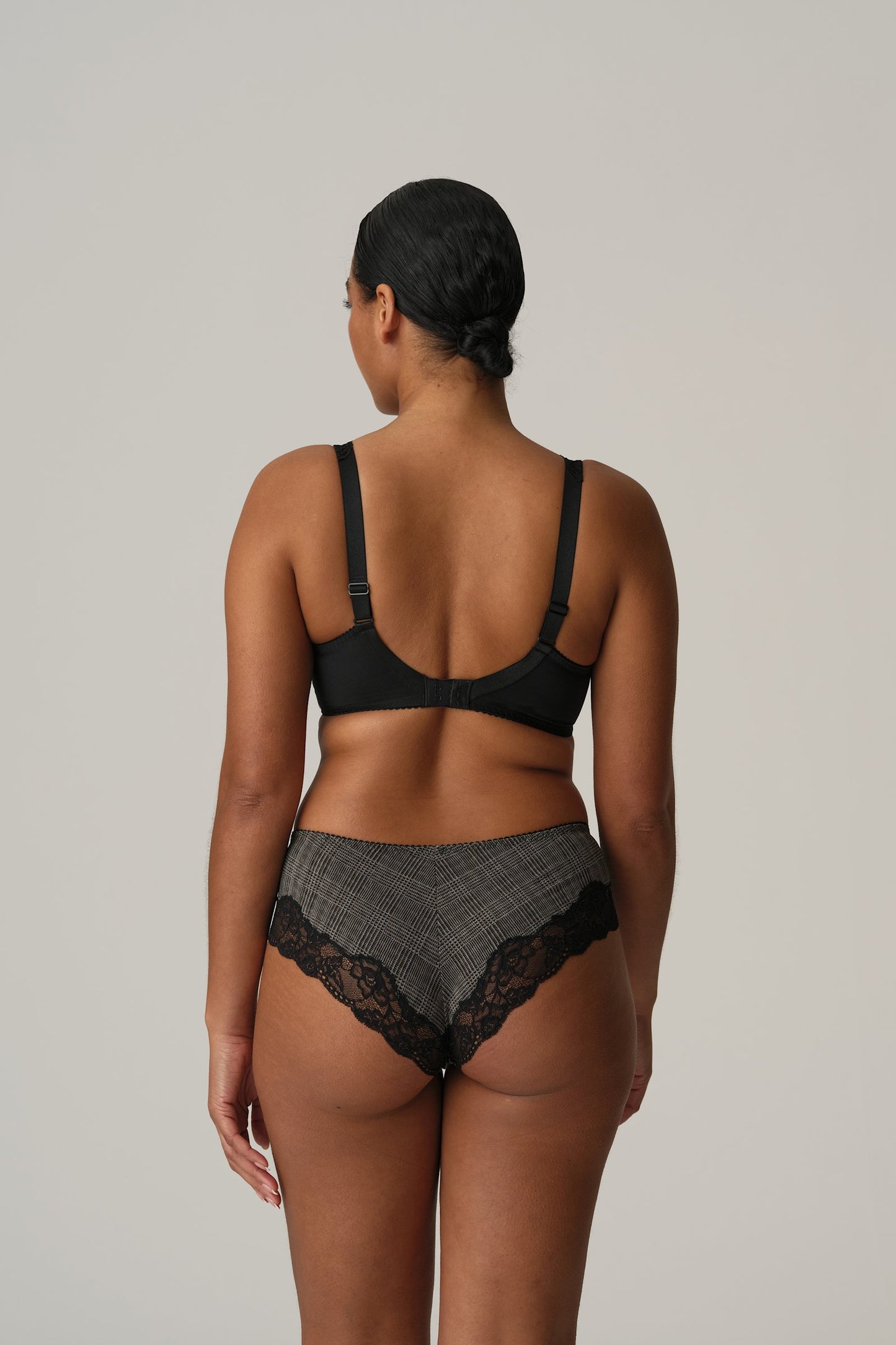 PrimaDonna Madison Hotpant on model in Black Tailor