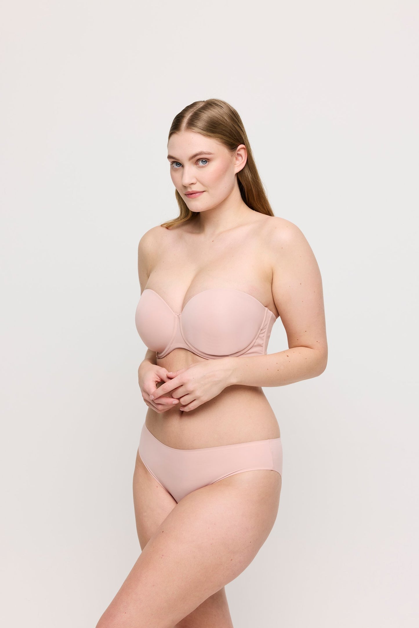 PrimaDonna Figuras Strapless Bra on model in Powder Rose