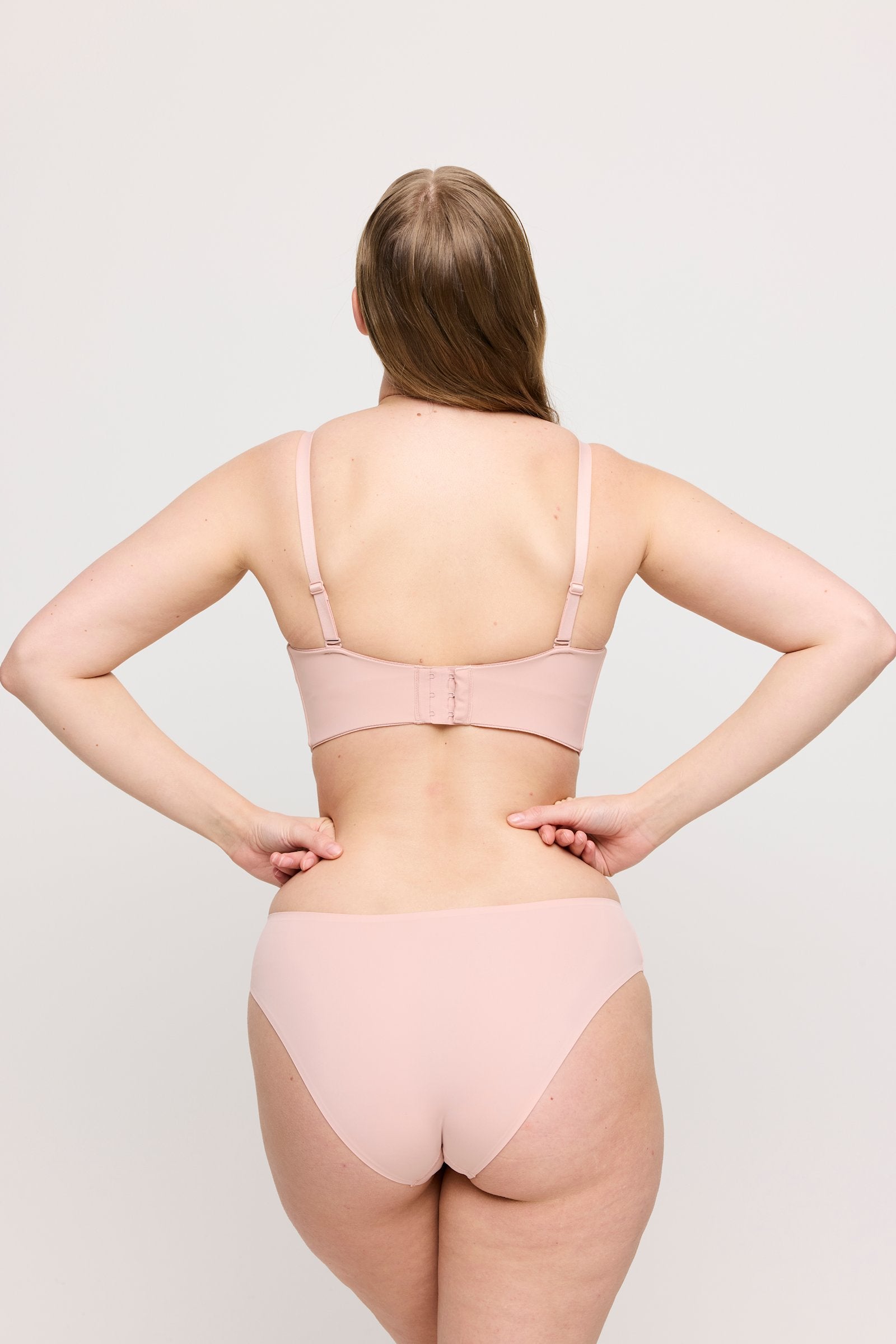 PrimaDonna Figuras Strapless Bra on model in Powder Rose