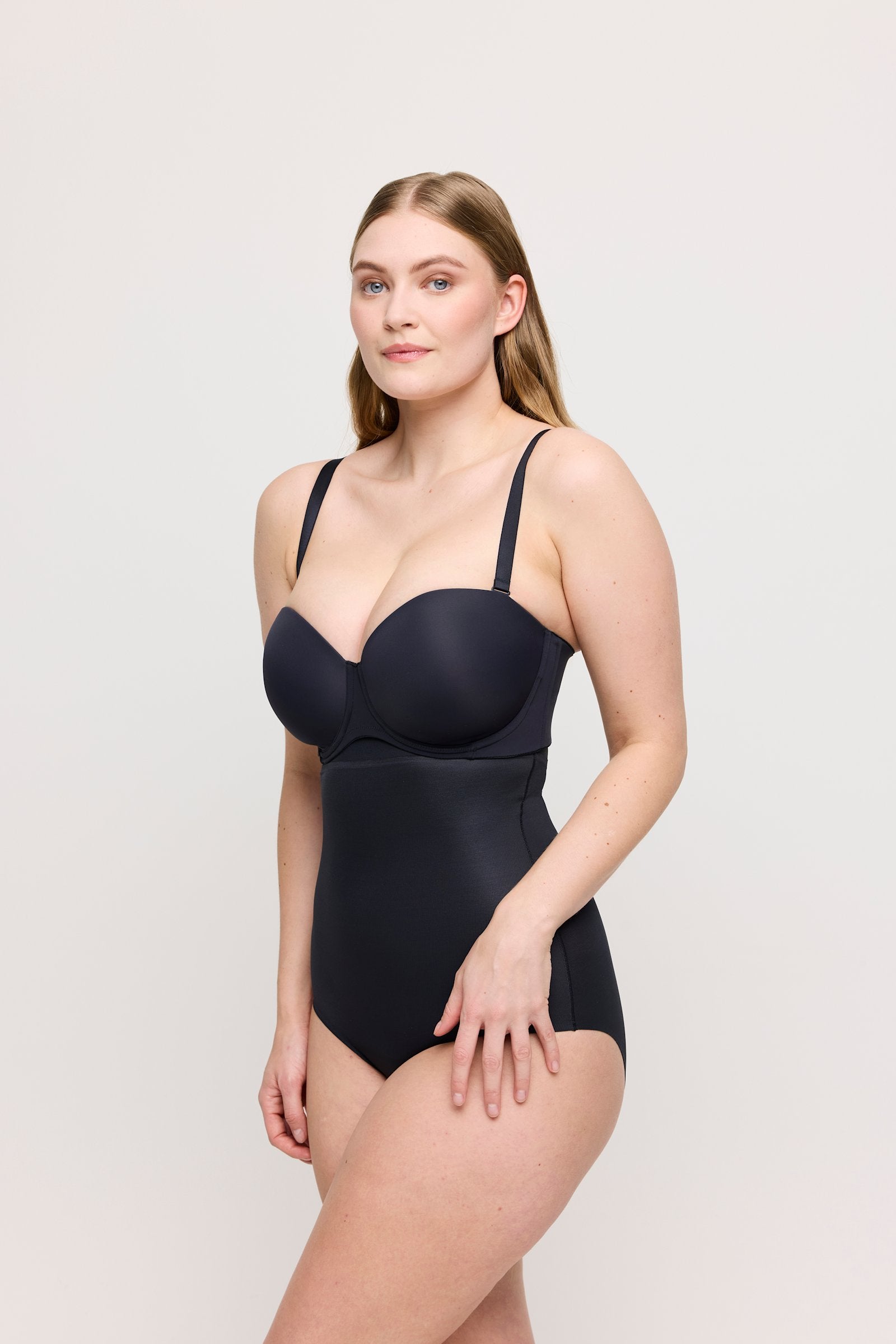PrimaDonna Figuras Strapless Bra on model in Charcoal