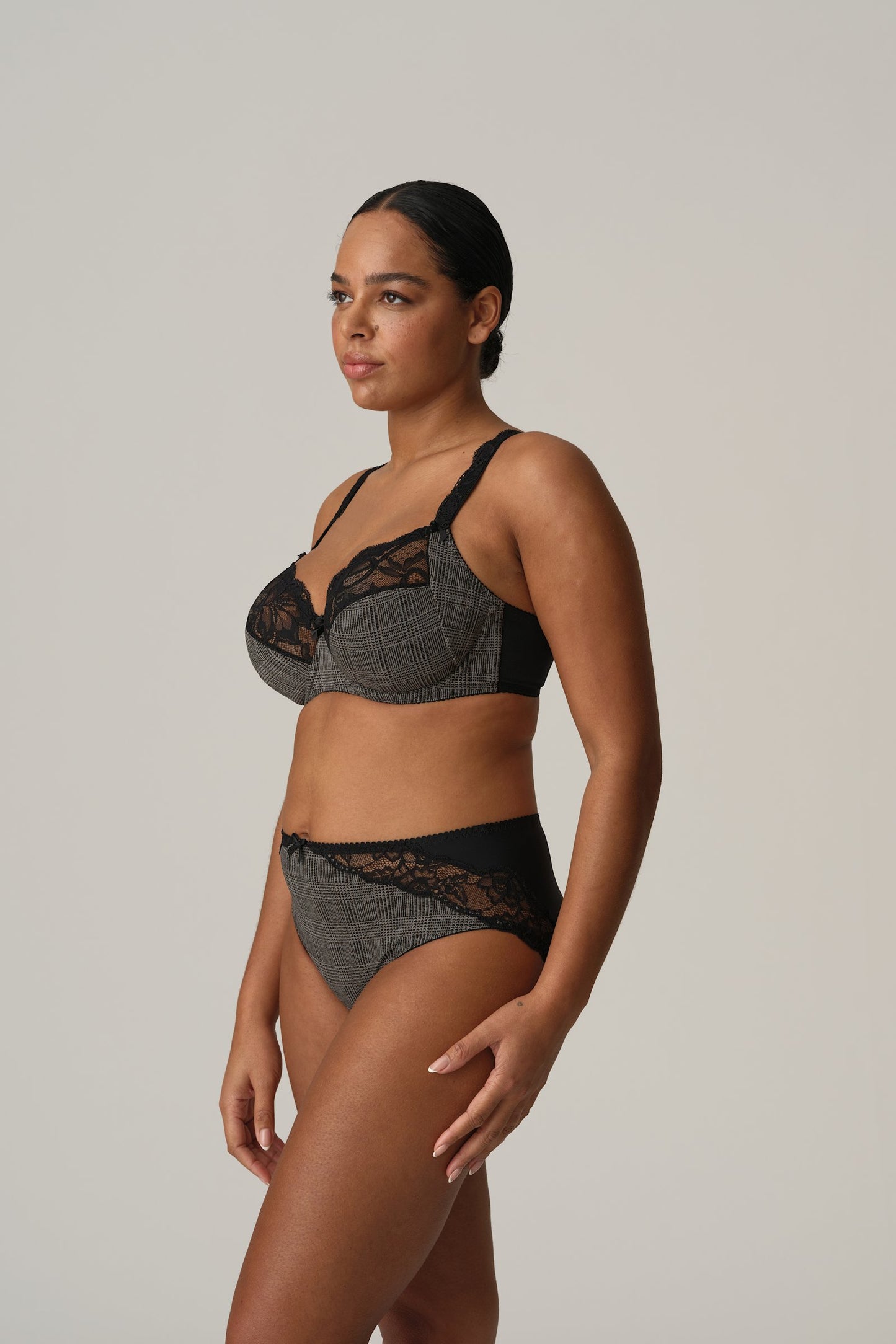 PrimaDonna Madison Full Cup Bra on model in Black Tailor